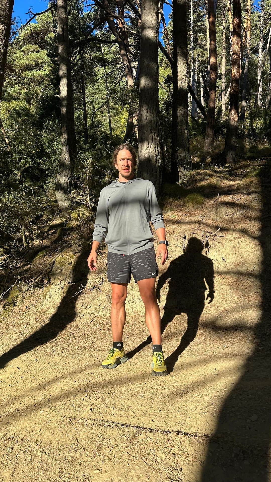 カルレス・プジョルのインスタグラム：「Hoy he disfrutado, las piernas han acompañado…. ⛰️💪」