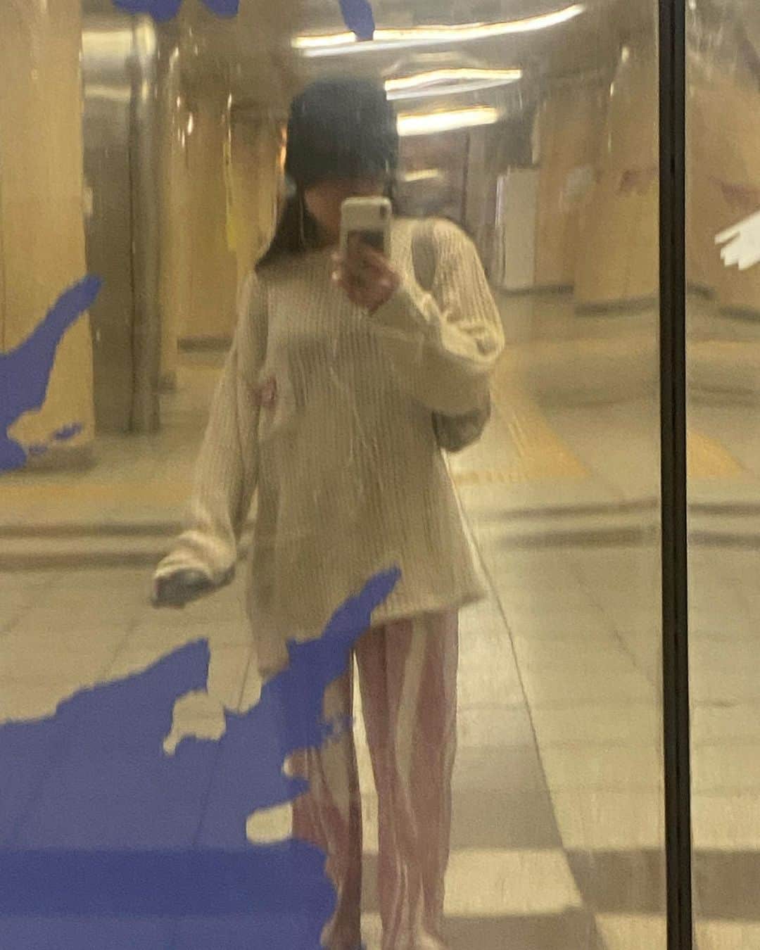 のインスタグラム：「. ⁡ pink⟡.·*.🦩💞 珍しいけど似合うかな〜〜？ ⁡ ⁡ ⁡ ⁡ ⁡ ＿＿＿＿＿＿＿＿＿＿＿＿＿＿＿＿＿＿＿＿＿＿ ⁡ #오오티디 #데일리룩 #韓国ファッション #y2k #newjeans #平成ギャル #韓国ギャル #韓国ヘア #ロングヘア #シールエクステ  #フルバング #シースルー前髪 #韓国前髪 #ヨシンモリ #巻き髪アレンジ #巻き髪 #アイドル #グラビアアイドル #グラビア #ニットコーデ #秋コーデ #秋服 #バケハ」