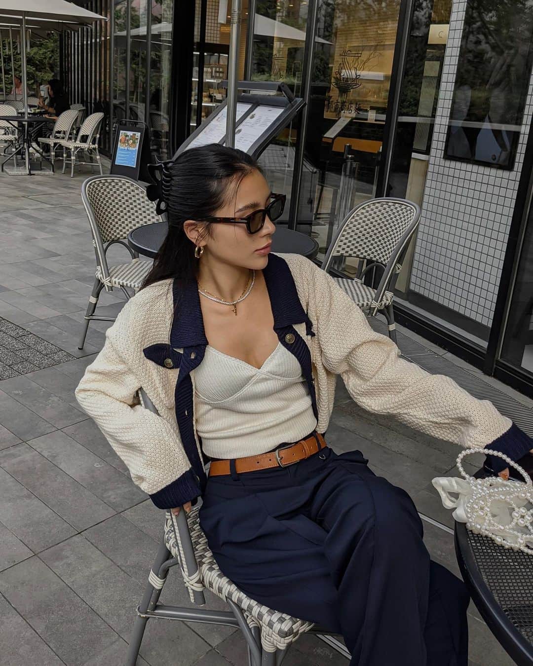 のインスタグラム：「. ここで一句。 カーデちゃん　なぜにこんなに　かわいいの #2点  こちらのネイビーはもう完売しておりますが BLACKとIVORYはまだござるよ☺️❤️💓 . サングラスは @sadeyewear 🕶️✨ #fashion #outfit #ootd」