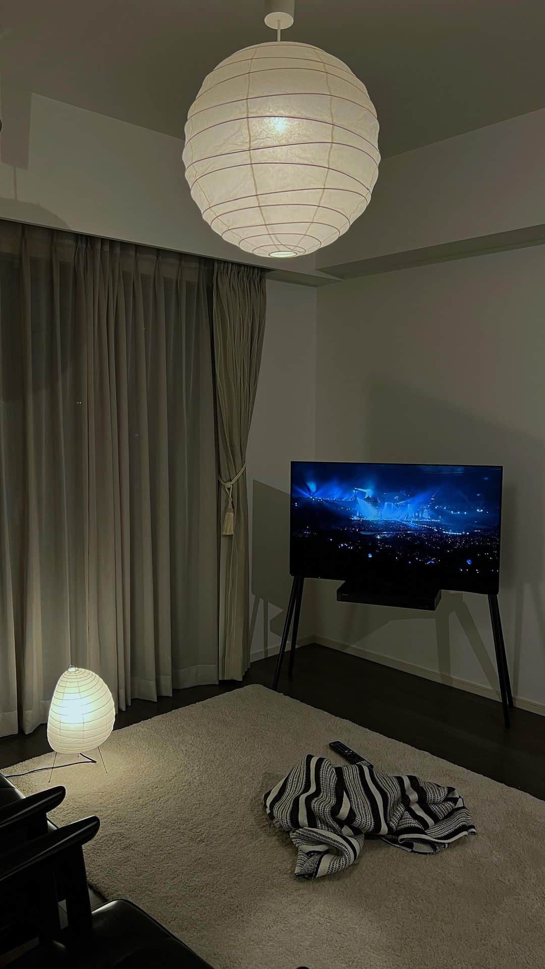 muua777のインスタグラム：「. ⁡ 新しいテレビがもたらす幸せったらもう！ ⁡ YouTubeがテレビで見れて幸せ〜 AbemaもNetflixも…嬉しすぎる🥹 ⁡ tvstandはInstagramで一目惚れした JALGのもの🫰 ⁡ ⁡ #夜のたのしみ ⁡ ⁡ ⁡ ⁡ ⁡ ⁡ ⁡ ⁡ ⁡」