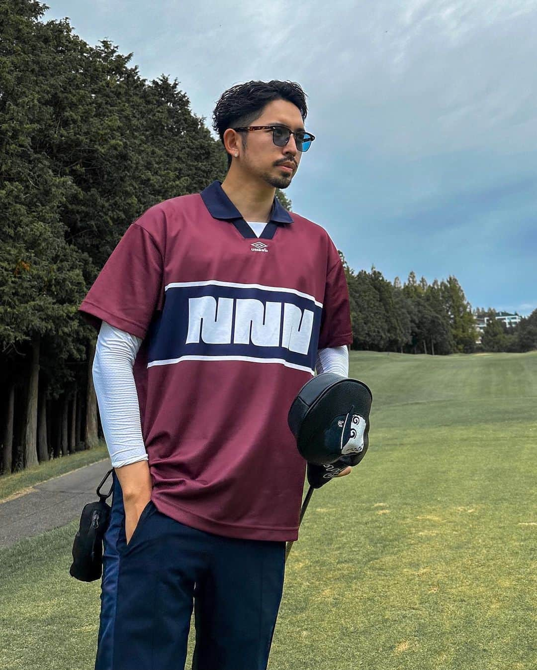 ken_navyさんのインスタグラム写真 - (ken_navyInstagram)「他の投稿は @ken_navy をご覧下さい🫶❣️  @nbb_weekend × @umbro   良いよねー😍 ビビッときたブランド @nbb_weekend   ゴルフブランドって無数にある中で、デザインや着心地、独自性が素晴らしい @nbb_weekend のゴルフウェアゲットしました👍  基本他社のウェアは着ないのですが、あまりに気に入ったものは着ます🐒  子供の頃から⚽️イングランド代表が大好きでイギリスには留学経験もあるのですが。 イングランド代表🏴󠁧󠁢󠁥󠁮󠁧󠁿といえば僕の中ではアンブロ。 ルーニーのユニフォーム着て練習してた。笑  注目していた @nbb_weekend と @umbro のコラボは僕得でしかない‼️  本日早速ゴルフで着用⛳️ 普段着ないカラーだけど似合ってるかな？！🥹  クオリティ高いのに購入しやすい価格でありがたい👍  コスパとデザインに優れたゴルフウェアお探しの方はメンズレディース、年齢問わず @nbb_weekend 覗いてみてください👍  デザイナーのミキさんのセンスが抜群です👍❣️ @miki_umebayashi   ーーーーーーーーーーーーーー 🌕貴方のいいね、コメントが募金されます🍂 募金活動しています！ 投稿のいいね数×1円とコメント数×5円 を月末に集計して 様々な場所へ募金をさせて頂きます。 ９月は公益財団法人どうぶつ基金へ募金しますのでいいね、コメントをお願いします🙇‍♂️ ーーーーーーーーーーーーーー  参考になればいいね👍コメント📝保存💽 お願いします🫶❣️  #メンズファッション #メンズコーデ  #nbbweekend  #今日のコーデ #ゴルフウェア #ゴルフウェアメンズ  #ゴルフ女子  #ゴルフ男子  #ゴルフファッション  #ゴルゴ13」9月26日 20時36分 - ken_navy