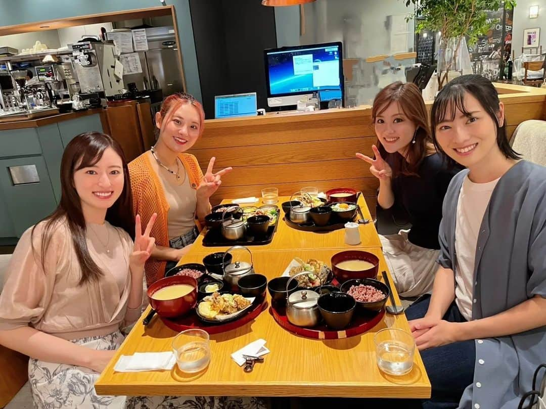 華雪りらさんのインスタグラム写真 - (華雪りらInstagram)「.⁡ ⁡.⁡ ⁡同期とランチした日🍴✨⁡⁡ ⁡たもさん @suminadayo かなみん @mahiro_suo ⁡ ⁡うっちー @seren.soma ⁡⁡ ⁡ ⁡⁡実は前回私が寝坊して⁡参加できなくて🥲⁡ そしたらすぐに次の日程を決めてくれてくれて、また集まろーと言ってくれる優しい同期です🥺🩷⁡ ⁡懐かしい話からお互いの近況まで話が尽きなかったです😆⁡ ⁡体に良さそうな健康ランチとスタバでは、⁡ 抹茶ティーラテ(アーモンドミルクに変更、抹茶パウダー多め、氷少なめでミルク多め)を飲みました🥤⁡ ⁡たもさんが沖縄に行くと言っていたのでミミガーチップが食べたいと伝えたら覚えてくれててお土産で買ってきてくれました🐷✨ ⁡ ⁡ピリ辛で美味しい🤭⁡ ⁡⁡⁡ ⁡次回も楽しみ😊⁡ ⁡.⁡ ⁡ #同期  #ランチ ⁡ ⁡ #スタバ ⁡⁡ ⁡」9月26日 20時38分 - hanayuki_rira