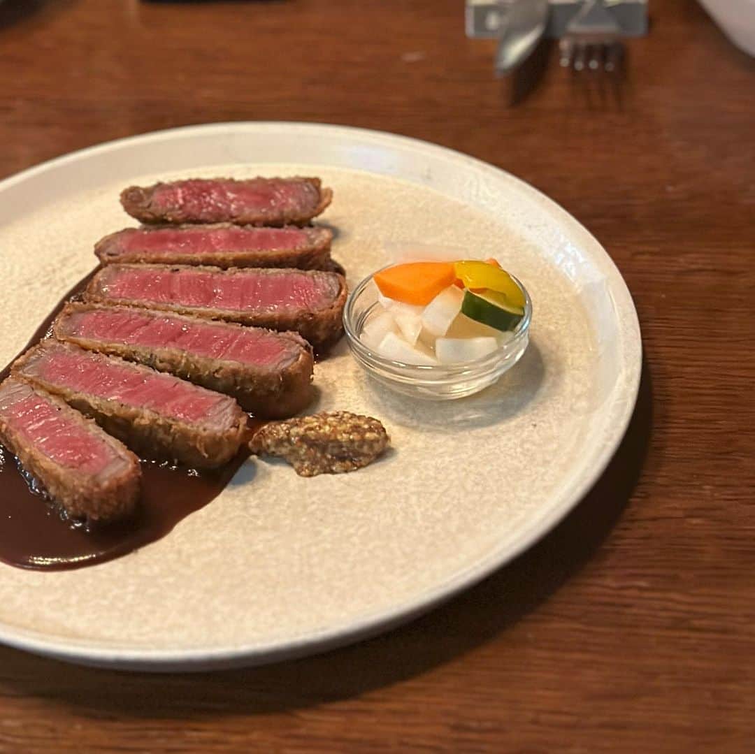 岩崎裕美さんのインスタグラム写真 - (岩崎裕美Instagram)「2023.9 @inandout_osaka   先月の美味しいものを食べる会。  おしゃれーなジン。 見たことない分厚い生ハム。 永遠に飲めるハマグリのスープ。  カツレツのお肉も最高に柔らかくてとろけました🥹  他にも食べたいメニューがたくさん。 また行かねばだ。  腹筋に効くぐらい笑って、久しぶりに笑い泣きもしました🤣  @spicadesign 素敵な会をありがとうございました🫶」9月26日 20時44分 - hiromi_iwasaki