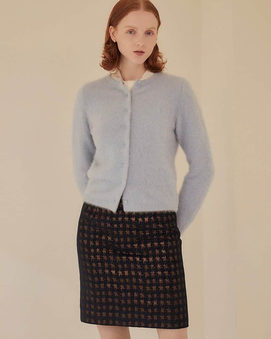 cdec_official Aesthetic Senseのインスタグラム：「． 2023 AUTUMN LOOK BOOK vol.2  フォックスにカシミヤをブレンドした素材で軽くソフトで空気を含んだようなふわふわ感をつくりリッチな毛足が華やかな印象のカーディガン。 女性らしく上品なエレガンスを醸し出します。  コンパクトな着丈で、バランス良く合わせられます♪ ． ． ． 新しいアイテムが続々と入荷しています。 是非オフィシャルサイトをご覧ください♪ ． ． ▼styling ✴︎ CARDIGAN　No.37001　Col.091　￥28,600　 （プレオーダー受付中！10月上旬入荷予定） ✴︎ BLOUSE　No.87001　Col.002　￥18,920 ✴︎ SKIRT　No.77004　Col.494　￥19,800　 （プレオーダー受付中！10月上旬入荷予定） ． ． ．  #クードシャンス  #ファッション #ファッションコーデ #秋 #秋コーデ #秋服 #きれいめコーデ #上品コーデ #カーディガン #カーディガンコーデ #スカート #スカートコーデ #パステルカラー #お出かけコーデ #通勤コーデ #お仕事コーデ #女子会コーデ #デートコーデ #おしゃれさんと繋がりたい #ファッション好きな人と繋がりたい #トレンドコーデ」