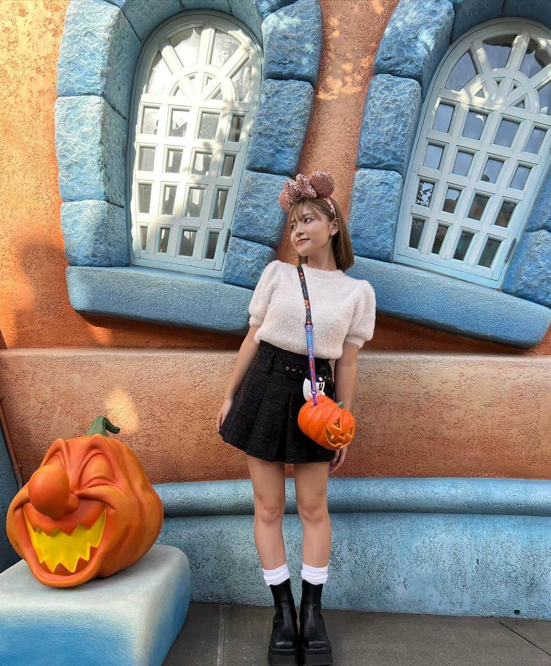 櫻井音乃のインスタグラム：「ディズニーハロウィン🎃 きょーかお姉様とおそろコーデ❤︎ ・ トゥータウン特集どーぞ！」