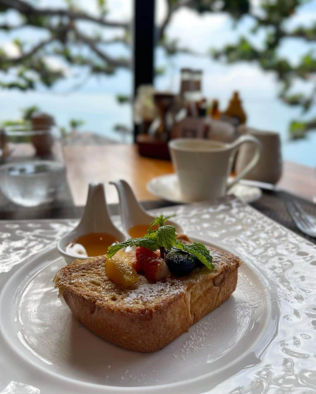 浜﨑日香里さんのインスタグラム写真 - (浜﨑日香里Instagram)「⁡ 夏休み旅行　投稿ラスト🙏✨ タイの思い出いろいろ🇹🇭🌴🧖🐘💆‍♀️🥭 ⁡ 4年ぶりの海外旅行。 知らない土地に行って、自分の目で見て 肌で感じて、味わって、人と触れ合って… 旅行ってこんなにも楽しかったんだと コロナ禍で味わえなかった感情を 一瞬で取り戻した気がします。 やっぱり旅行が大好きだと再確認。 世界中行きたいところがまだまだ沢山あります。 お金や時間も必要だから、そんなに多くは行けないけど 生きてるうちに行きたいところに行けるように これからも日々努力していこうと思います！ ⁡ 沢山お付き合いいただきありがとうございました🩷 少しでも参考になってたら嬉しいです☺️✨  #タイ旅行 #バンコク #サムイ島」9月26日 20時42分 - hamasaki_hikari