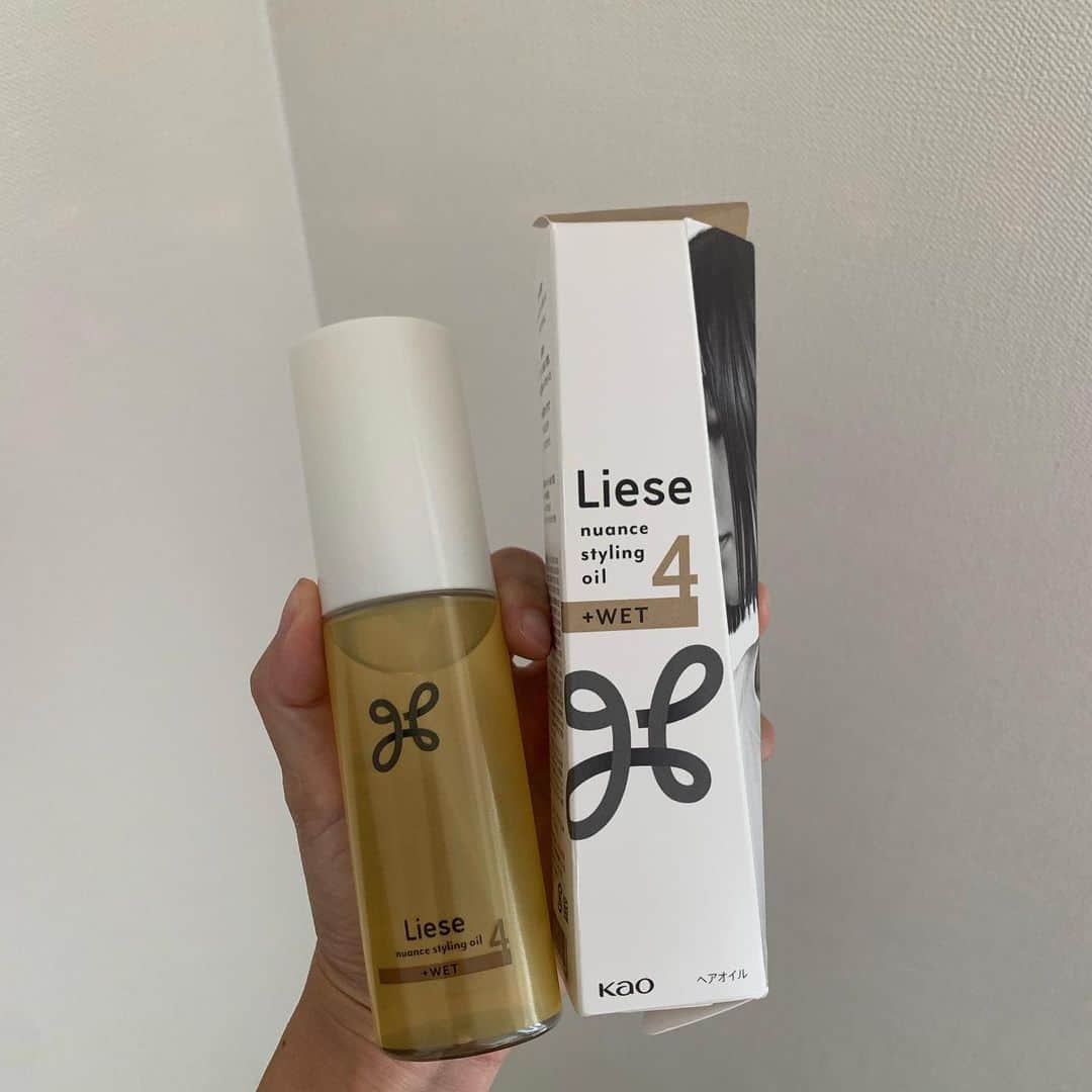 和田えりかさんのインスタグラム写真 - (和田えりかInstagram)「ウェットヘアーにしてみた日~！  使ったオイルは、、 リーゼの質感用スタイリングオイル #ニュアンススタイリングオイル +WET 4番  すこし手に取って髪の毛に馴染ませただけで簡単ウェットヘアーに🥹🫶🏻  ハイトーンだとツヤ感は必ずほしい、 基本モノトーンだから尚更、、、 ウェットスタイルはボブとの相性が いいからすきだし、、私服が モノトーンだらけだからウェット感で よりおしゃれを目指してるよ~🍂🤎  ウェット感は１日残ってるからオススメ◯ オイルはLOFTだけで売ってて １０月からはドラッグストアでも 買えるようになるらしいよ~🛒🖤  寝癖にオイルだけつけても ニュアンスぽくなって スタイリングオイルは欠かせないの🫣  オイル探してる人おすすめだよ〜。🎗️  #PR #リーゼ #サロン質感オイル #ニュアンススタイリングオイル #ヘアオイル #スタイリングオイル #オイルスタイリング #スタイリング剤 #ヘアスタイリング剤」9月26日 20時42分 - _wadaerika