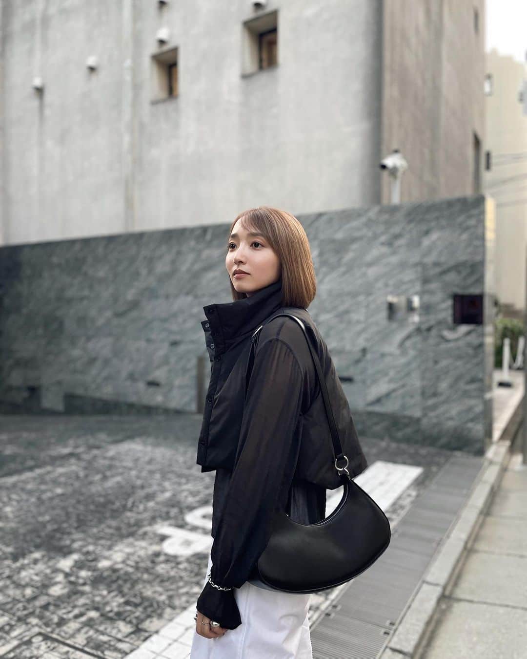 かんだまのインスタグラム：「皆様、昨日はたくさんの日本酒情報ありがとうございました！！ えーー、みんなお酒好きですね。w 類友ですねありがとうございます😮‍💨🤤🍶  おにゅーの家電に加えて先週末からついに秋服も解禁し、日々ルンルンしております☺︎  夕方以降はもう涼しいから、とりあえずお迎えホヤホヤの中綿ベストを持ち歩いて着てる！これ渋谷のPOPUPで大人気で、みてたら私も欲しくなって買った。笑  冬はこれをアウターの中に忍ばせてマフラー代わりに使うんだ✌️とりあえず今の季節はプリントTやシアーアイテムの夏着てたコーデに合わせて着てる☺︎  カバンもおにゅー。展示会でチェックしてたリム。グイーンっとまぁるいフォルムがかわいい♡気付けば毎日リュックだったから、荷物少ない日にやっとおろした☺︎  髪はハイライトで細かくブリーチして、透明感マシマシにしてもらいました！カラーは後ろ姿の写真が正しく色でてる！きょーちゃんありがとう😮‍💨🙌  さて、秋を楽しみましょ🍂   #秋コーデ #ダウンベスト #モノトーンコーデ #だま服 #marwunitedarrows #rimark #loeff #着回しアイテム」