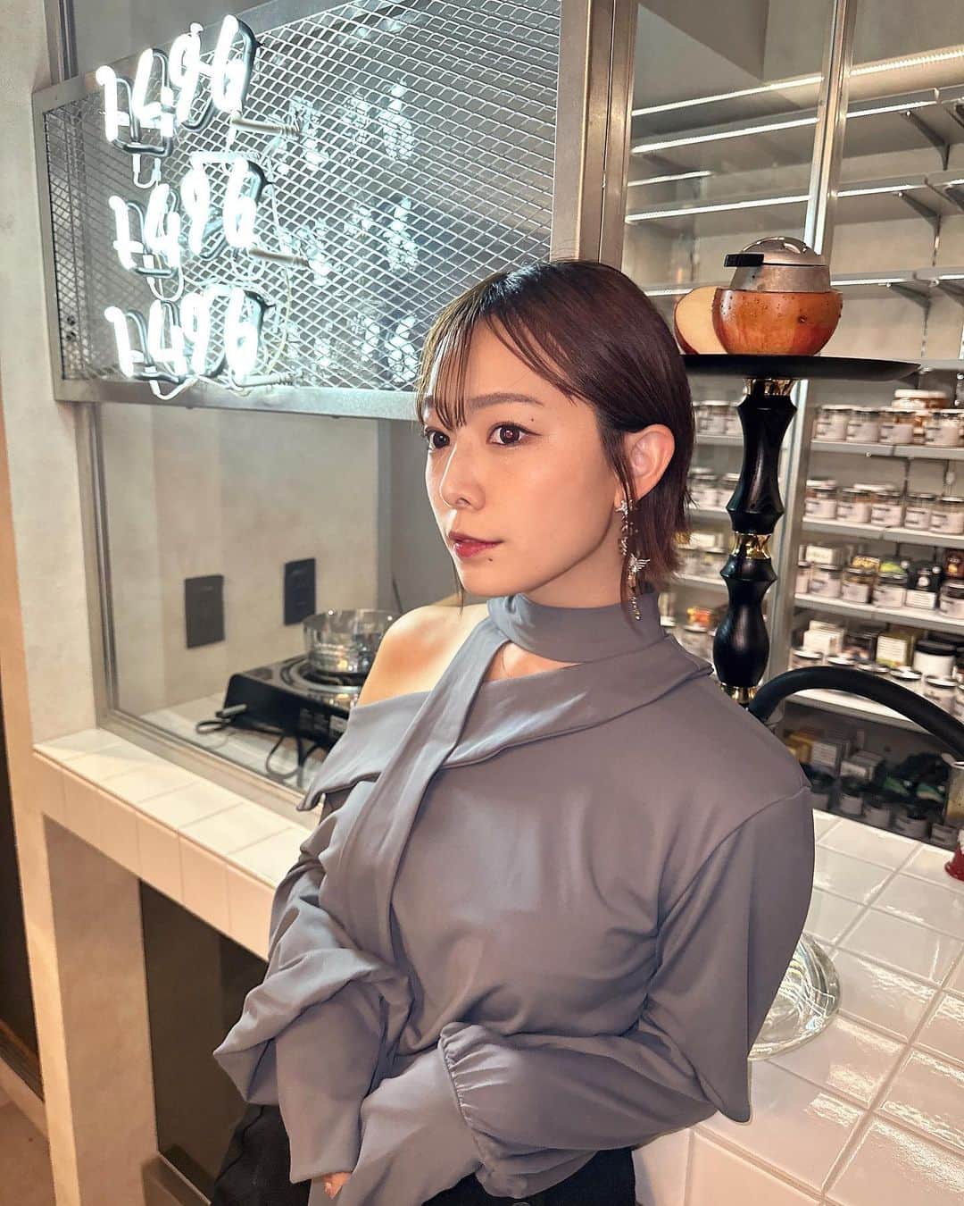のインスタグラム：「渋谷でよく行くフルーツトップのシーシャ1496が2店舗目を六本木( @shisha_1496.art )にOpenしたから早速行ってきました🍎  六本木店はアートと融合した現代的なスタイリッシュな空間でカッコよかったし、シーシャが美味しいだけじゃなくてインスタ映えもできちゃうから最高すぎた📸💯✨  最近の服はSHEINで購入することが多くて、この日のコーデも @shein_japan 🖤2コーデ載せてるから見てね🌈  クーポンコード「cindy」で お買い上げ金額1～5,999円まではセール価格より15%OFF 6,000円以上は20%OFFになるよ🛒 買い物する時に使ってね🫶  1コーデのブラウス　商品ID:15293351 2コーデのワンピース　商品ID:19620413  #SHEINforAll #ad #shein #SHEINpartner #今日のコーデ #OOTD #fyp #shein購入品」