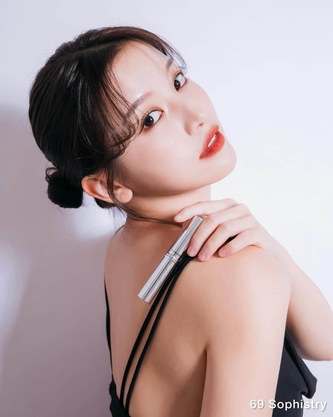 蔡瑞雪（Ruixue Tsai）さんのインスタグラム写真 - (蔡瑞雪（Ruixue Tsai）Instagram)「它靠近 輕輕滑過她的唇瓣 如蝴蝶翅膀的輕觸 留下一抹色  M•A•C  #超鎖吻霧感唇膏 要上市啦！ 絕美的霧感真的讓人驚艷～ 而且超防水不沾杯持色一整天 親貓貓 親杯子都牢牢鎖在唇瓣間   #鎖吻唇膏 內含百香果精油上唇不乾燥 質地非常輕薄 還有獨創瞬效鎖色科技 #鎖色鎖吻鎖霧 一抹就超級顯色 真的好美！  外表精緻的高訂細管氣密包裝 關蓋時喀噠一聲唇膏成分活性牢牢的鎖住～  介紹一下熱門色號 60 Mull it Over & Over 奶奶的蜜桃裸色 我最喜歡的顏色 67 Meticulous 偏中性的裸色調 很日常百搭 69 Sophistry 深暖棕色調氣場滿滿 79 Coy 乾燥紫玫瑰色 氣質感美女必備 95 Vicious 超濃郁的紅 很適合秋冬的唇色 美～ 另外也大推 85 Poncy 深紫紅 適合搭配職場菁英正裝風格 99 Extre Chili 焦糖紅好誘人想咬一口 61 Mischief 介於60和67，可以甜美也可以率性  最喜歡的一點是鎖吻唇膏它不染唇好卸除  搭配使用 M•A•C 超奇肌清爽花瓣淨妝油 輕輕一抹 水乳化溫和卸除超乾淨！ 全新推出400ML JUMBO大容量 關注 @maccosmeticstaiwan  大家可以趁周慶入手呦～  #熱吻棒 #留情不留痕 #MACLOCKEDKISSINK #MACCOSMETICS」9月26日 20時52分 - snowbabyq