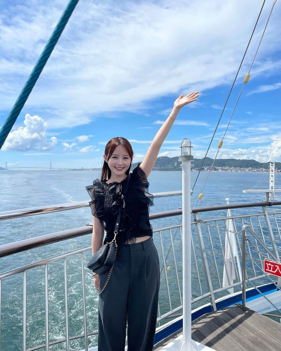 伊藤小春さんのインスタグラム写真 - (伊藤小春Instagram)「神戸でクルーズフレンチしたよ〜🥂✨ 服はお気に入りの @lily_brown_official  ⁡ ⁡ せっかくの女子旅だからお洒落なことしたくて♡ ⁡ 飲んでるのは神戸のオリジナルレモネードなんだけど、甘すぎなくて美味しかった！🍋 ⁡ ⁡ ⁡ ⁡ #神戸#神戸旅行#神戸観光#神戸グルメ#神戸ランチ#神戸クルーズ#クルーズランチ#神戸ディナー #lillybrown#リリーブラウン#タックワイドパンツ ⁡」9月26日 20時45分 - koharu_ito_