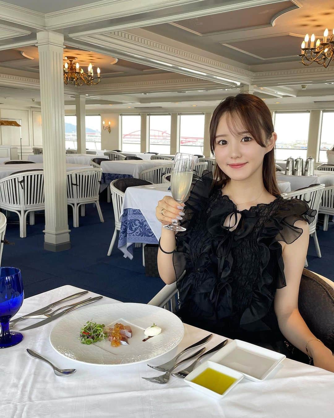 伊藤小春さんのインスタグラム写真 - (伊藤小春Instagram)「神戸でクルーズフレンチしたよ〜🥂✨ 服はお気に入りの @lily_brown_official  ⁡ ⁡ せっかくの女子旅だからお洒落なことしたくて♡ ⁡ 飲んでるのは神戸のオリジナルレモネードなんだけど、甘すぎなくて美味しかった！🍋 ⁡ ⁡ ⁡ ⁡ #神戸#神戸旅行#神戸観光#神戸グルメ#神戸ランチ#神戸クルーズ#クルーズランチ#神戸ディナー #lillybrown#リリーブラウン#タックワイドパンツ ⁡」9月26日 20時45分 - koharu_ito_