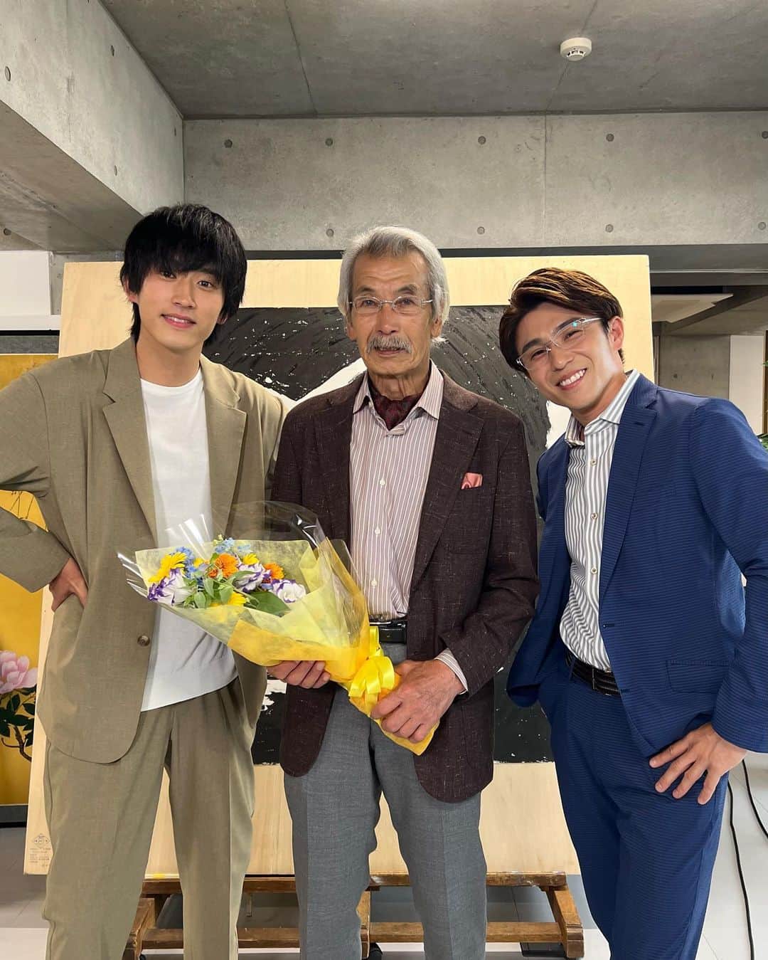 ばらかもんさんのインスタグラム写真 - (ばらかもんInstagram)「⋱ #ばらかもん クランクアップ☀️⋰  館長役 #田中泯 さんと 康介役 #荒木飛羽 さんの オールアップのお写真です💐  最終話のTVer配信は 明日27日(水)よる10時54分まで！ プロフィール欄のリンクからご覧ください🫶🏻 @barakamon_drama   FODは全話配信中です👒  #杉野遥亮  #宮崎莉里沙 #中尾明慶  #フジテレビ」9月26日 20時46分 - barakamon_drama