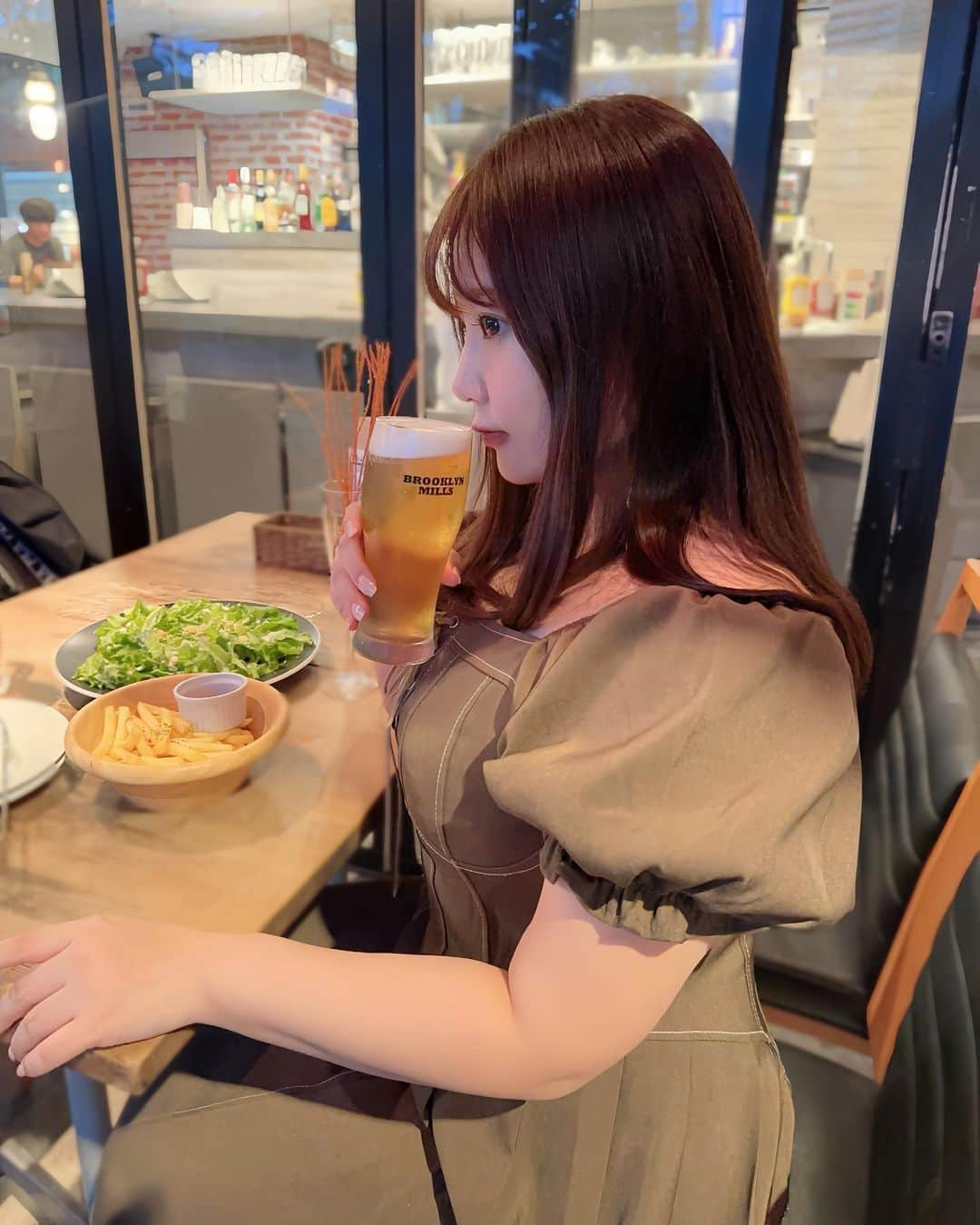 星野めいのインスタグラム：「夏らしいこと何もやっていなかったので、 滑り込みでBBQしてきました🍺 @brooklynmills_ikebukuro   今回はシーフードBBQ！ エビが大好物なので嬉しい🦐♥  大きい公園の隣なのでテラスもすごく開放的で良かったな🌿 もっと外で飲みたい😋  PR #brooklynmills #池袋グルメ #池袋カフェ #池袋ランチ #池袋ディナー #シーフードBBQ #ブルックリンミルズ南池袋店 #池袋BBQ」