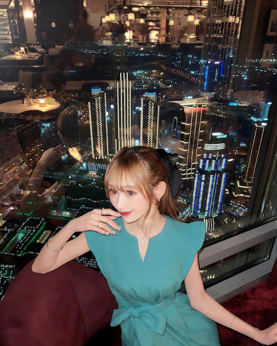 浦西ひかるさんのインスタグラム写真 - (浦西ひかるInstagram)「ドバイで世界一高いレストランへ🍽️ 高いは高さが高いってことね🎀  124階からの景色めちゃめちゃ綺麗だった💋  お気に入りのお靴👠ドバイで違う形2足買った好きなブランド♡mach&mach❤️きらきら⭐️  #dubai #atmosphere」9月26日 20時47分 - uranishihikaru