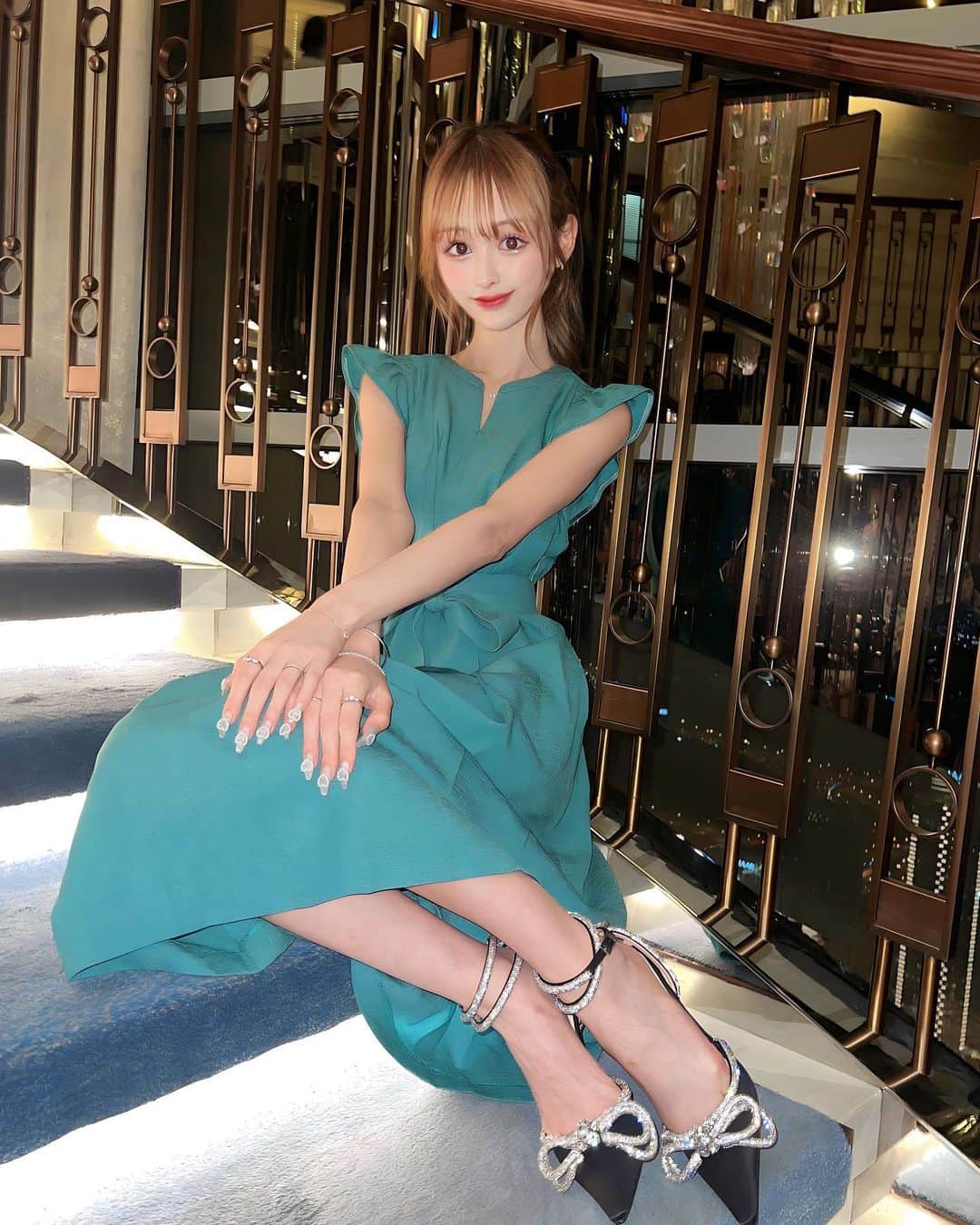 浦西ひかるさんのインスタグラム写真 - (浦西ひかるInstagram)「ドバイで世界一高いレストランへ🍽️ 高いは高さが高いってことね🎀  124階からの景色めちゃめちゃ綺麗だった💋  お気に入りのお靴👠ドバイで違う形2足買った好きなブランド♡mach&mach❤️きらきら⭐️  #dubai #atmosphere」9月26日 20時47分 - uranishihikaru