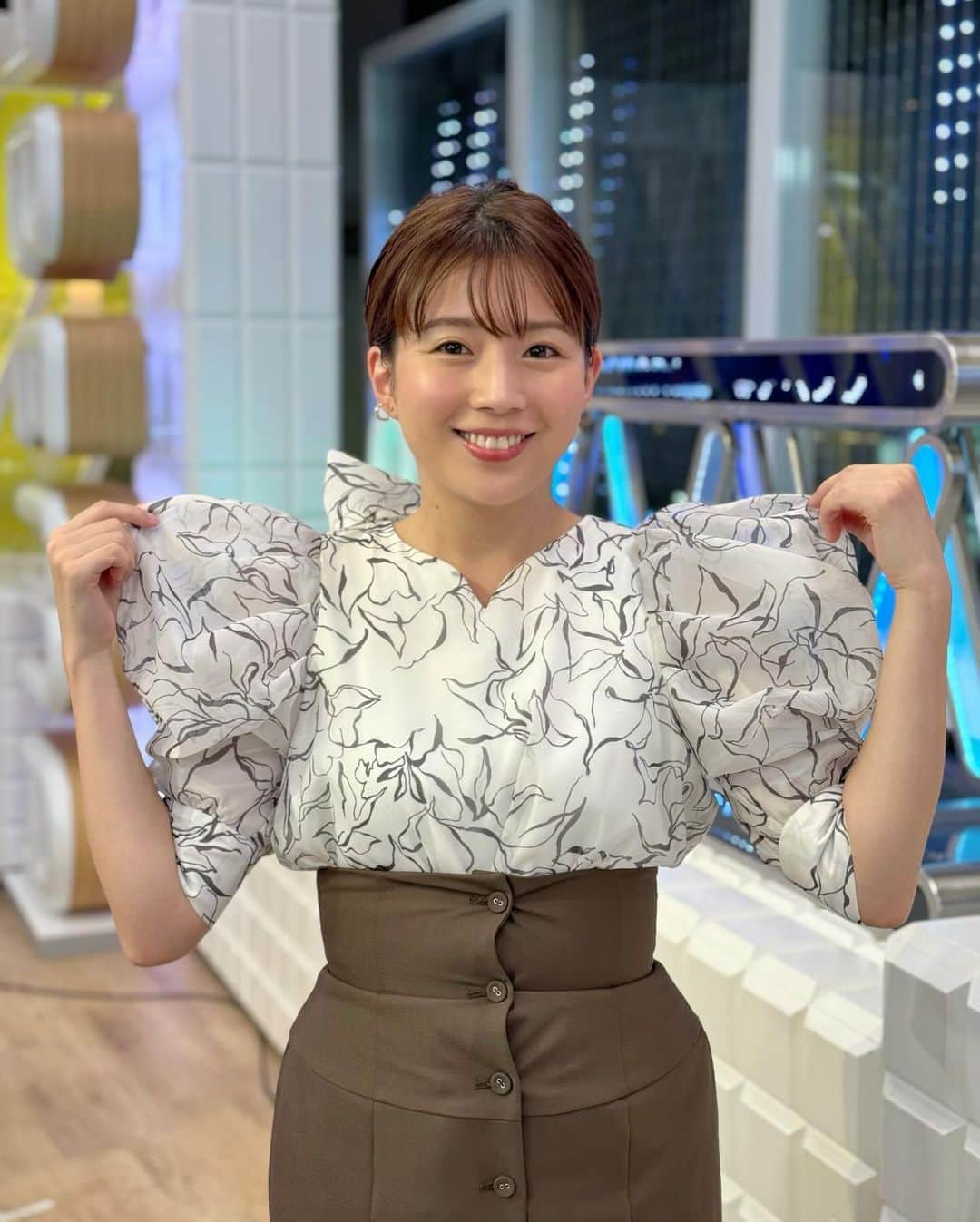 のインスタグラム：「* 袖がボリュームのあるトップス👼  今日もよる9時〜#アベプラ です！ 百田尚樹さん登場！  ✴︎衣装✴︎ トップス&スカート @snidel_official   #衣装#snidel」