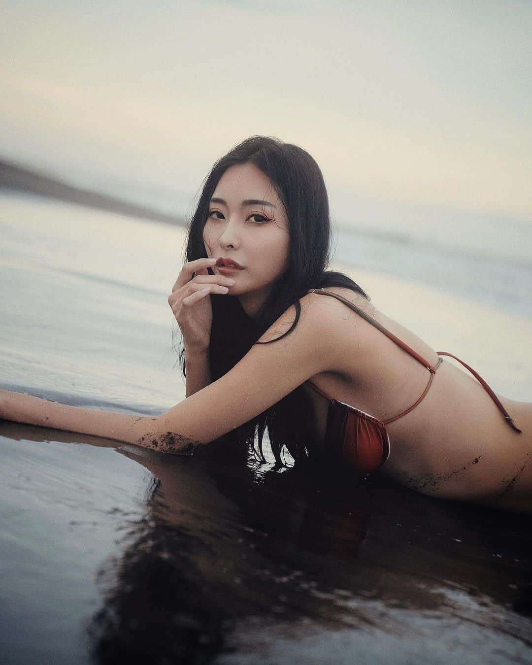 南真琴さんのインスタグラム写真 - (南真琴Instagram)「Stormy sea  #model#gravure#racequeen#时装#自拍#照片#粉我##팔로우환영#팔로우미#셀카그램#란제리#レースクイーン#fashion#ファッション#ビジョビ#モデル#作品撮り#インスタグラビア#shooting#portrait#sea#japanesemodel」9月26日 20時48分 - makoto666_