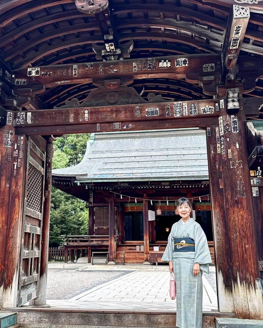 山崎陽子のインスタグラム：「米沢2日目 上杉神社にお参りして機屋4軒と民藝館へ。 充実の取材と美味しい食！おしょうしな米沢❤︎ #kimono #置賜紬 #紅花紬 #センパイの着物  #八寸帯好き#流雲文 #洛風林  #冠組 #道明  #紅花染めバッグ#よねざわ新田  なせば成るなさねば成らぬ何事も　 成らぬは人のなさぬなりけり　上杉鷹山」