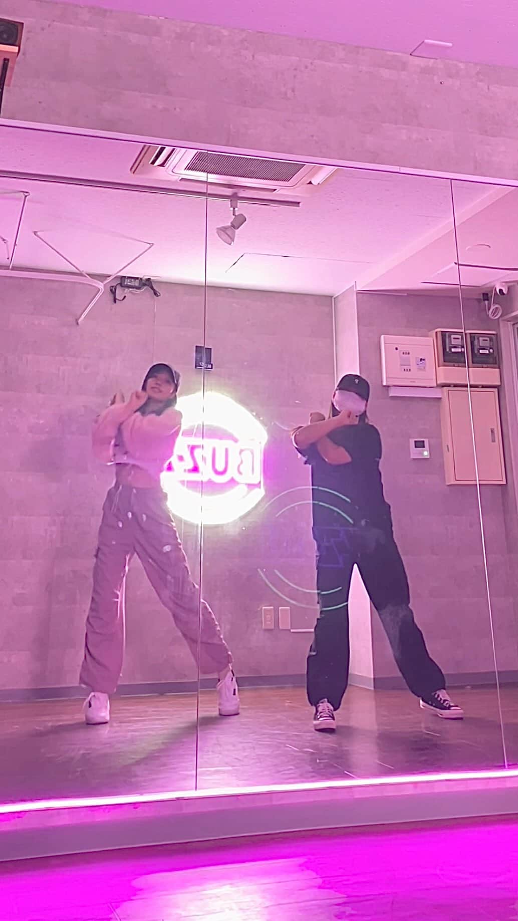 のインスタグラム：「この曲もダンスも大好きすぎる🩰  👚 @merryjenny_instagram  👖 @olive_des_olive_official  👟 @adidastokyo   #merryjenny #olivedesolive #dance  #ダンス #カーゴパンツ #コーデ  #오오티디 #댄스 #패션  #03」