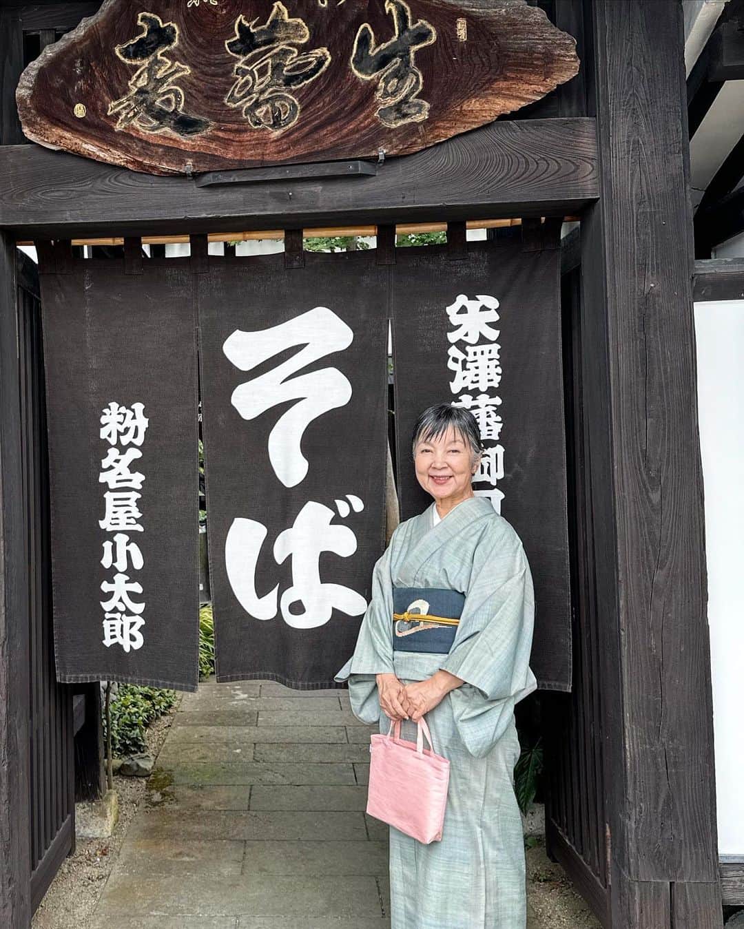 山崎陽子さんのインスタグラム写真 - (山崎陽子Instagram)「米沢2日目 上杉神社にお参りして機屋4軒と民藝館へ。 充実の取材と美味しい食！おしょうしな米沢❤︎ #kimono #置賜紬 #紅花紬 #センパイの着物  #八寸帯好き#流雲文 #洛風林  #冠組 #道明  #紅花染めバッグ#よねざわ新田  なせば成るなさねば成らぬ何事も　 成らぬは人のなさぬなりけり　上杉鷹山」9月26日 20時48分 - yhyamasaki