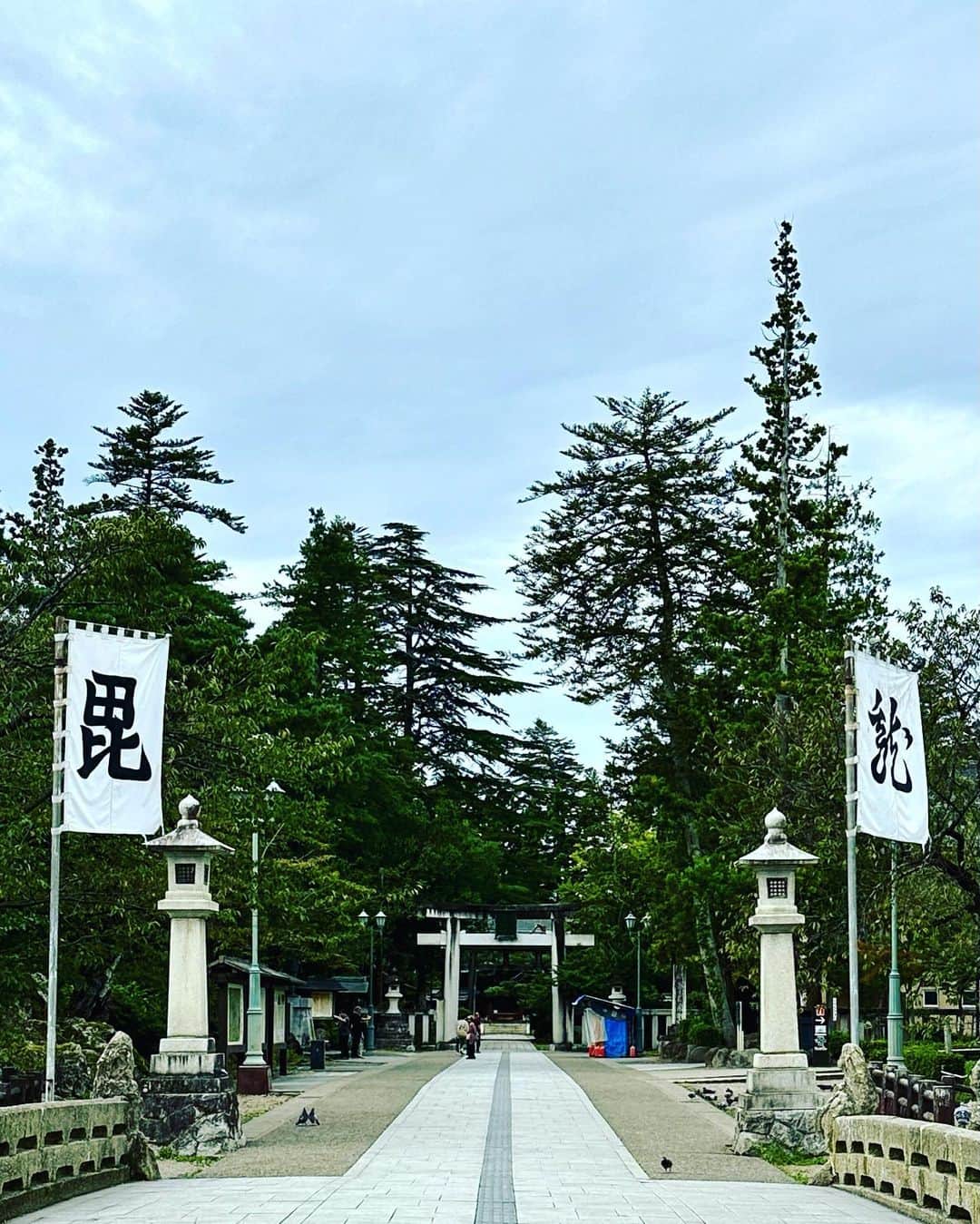 山崎陽子さんのインスタグラム写真 - (山崎陽子Instagram)「米沢2日目 上杉神社にお参りして機屋4軒と民藝館へ。 充実の取材と美味しい食！おしょうしな米沢❤︎ #kimono #置賜紬 #紅花紬 #センパイの着物  #八寸帯好き#流雲文 #洛風林  #冠組 #道明  #紅花染めバッグ#よねざわ新田  なせば成るなさねば成らぬ何事も　 成らぬは人のなさぬなりけり　上杉鷹山」9月26日 20時48分 - yhyamasaki