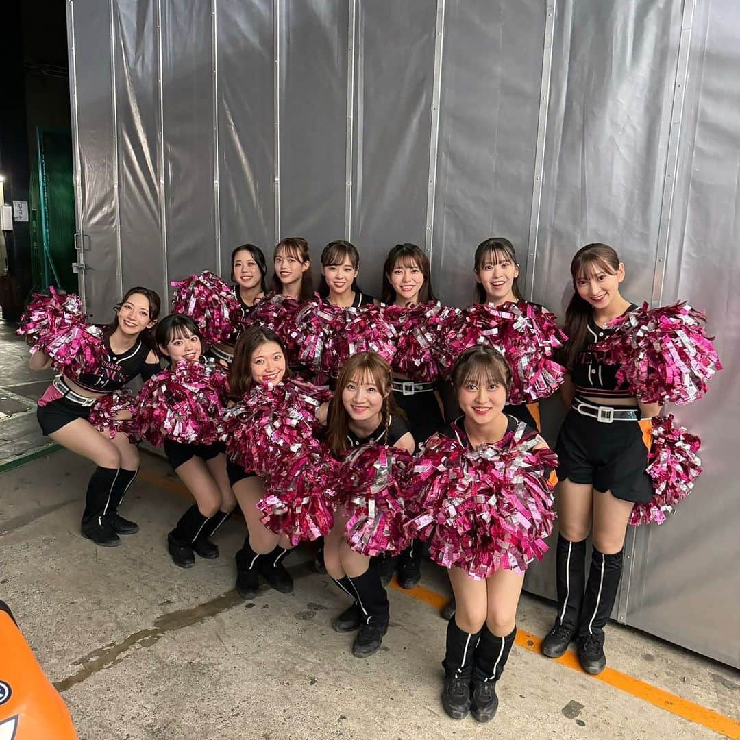 読売巨人軍公式マスコットガール「VENUS」さんのインスタグラム写真 - (読売巨人軍公式マスコットガール「VENUS」Instagram)「. 皆さんこんにちは！山口ちかです🧡  一昨日は「イースタン・リーグ2023 in TOKYO DOME」が行われました！✨  開業35周年を迎える東京ドームで皆さんと一緒に盛り上がることができ、とても嬉しかったです☺️ 初披露の曲や、イニング間のイベントなど皆さん楽しんでいただけましたか？👀  今シーズンも残りわずか‼︎ 本日も横浜DeNAベイスターズとの試合、とても熱い試合でしたね！ 次はホームに戻って中日戦です！ ジャイアンツが勝利できるよう熱く応援しましょう⚾️❤️‍🔥  【1枚目】 chika 月刊ジャイアンツ10月号の撮影で素敵なドレスを着させて頂きました💍  【2枚目】Team Orange🧡 イースタン・リーグ2023 in TOKYO DOME チームオレンジ11人で盛り上げました💃✨  【3枚目】karin♡erina♡yume♡kana♡chika♡miyuki 大好きなチームオレンジの同期で📷💞  【4枚目】chika♡ema♡miyuki チーム替えの期間に🤳💓 えまちゃんとのダンスリールも要チェックです✔︎  #山口ちか#高坂咲舞#山本夏鈴#上野華菜  #新井みゆき #鈴木絵里奈#村上結萌 #ウエディング #ウエディングドレス #wedding #weddingdress  #ジャイアンツ #giants #東京ドーム  #野球 #baseball #東京 #tokyo #ヴィーナス #チアダンス  #巨人 #venus #2023venus #チア #ダンス #奪回」9月26日 20時49分 - giants.venus