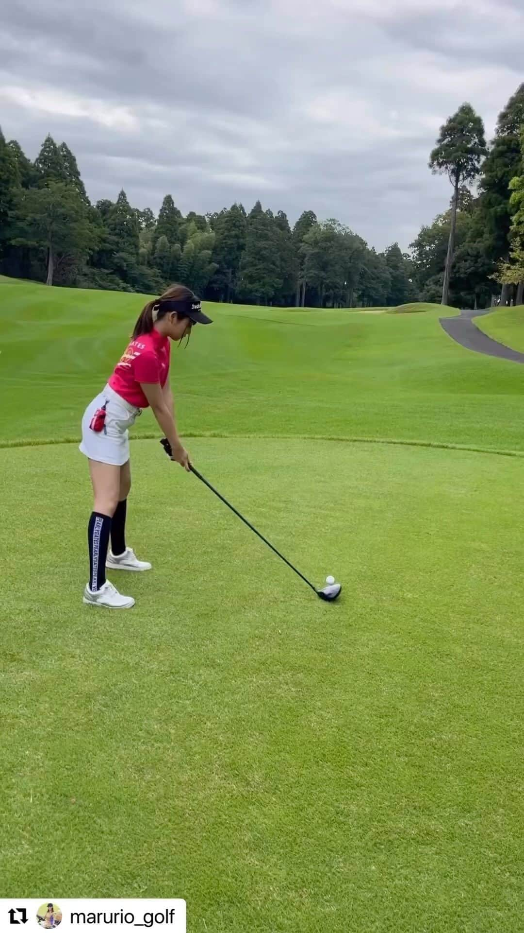 丸りおなのインスタグラム：「#Repost @marurio_golf  ・・・ .  こっちにも載せる♡  スイング動画🎥  今年2回目のラウンド🏌️‍♀️💚  @platinumgolf メンバーと初コンペに！！  天気悪かったけど、楽しんで回れたよ〜🫶  最近ドライバー不調だったんだけど 前日、 @e_swing_premium で教えてもらったら いつもより良くできました！！😍  まずは 100切り目指して頑張るぞー！❤️‍🔥  ゴルフウェア :  @pearlygates_official   #ゴルフ #ゴルフ女子 #ゴルフ部 #ゴルフ初心者 #ゴルフウェア #ゴルフ男子 #ゴルフスイング #ニューバランス  #キャロウェイ #キャロウェイゴルフ #golf #golfswing #golfday #golfcourse #golfclub #golfstagram #golflife #golftime #golflove #golfball #sportsphotography #丸りおな　#まるりお #千葉県 #ヌーヴェルゴルフ倶楽部 #ゴルフコンペ #ゴルフスイング動画 #ドライバー #パーリーゲイツ」