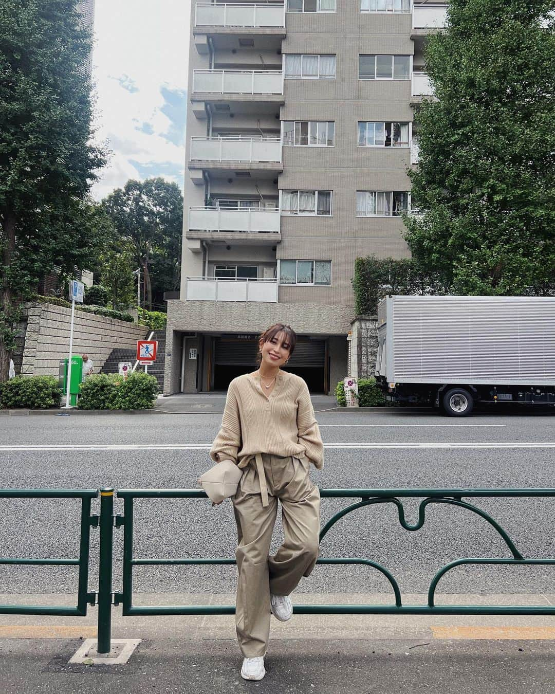 佐藤有里のインスタグラム：「. 本日より復活しました🏢 みんなにも久々会えて嬉しかった🥺♡ . . #ゆり_服#credona#マタニティコーデ#ワントーンコーデ#大人カジュアルコーデ#マタニティファッション」