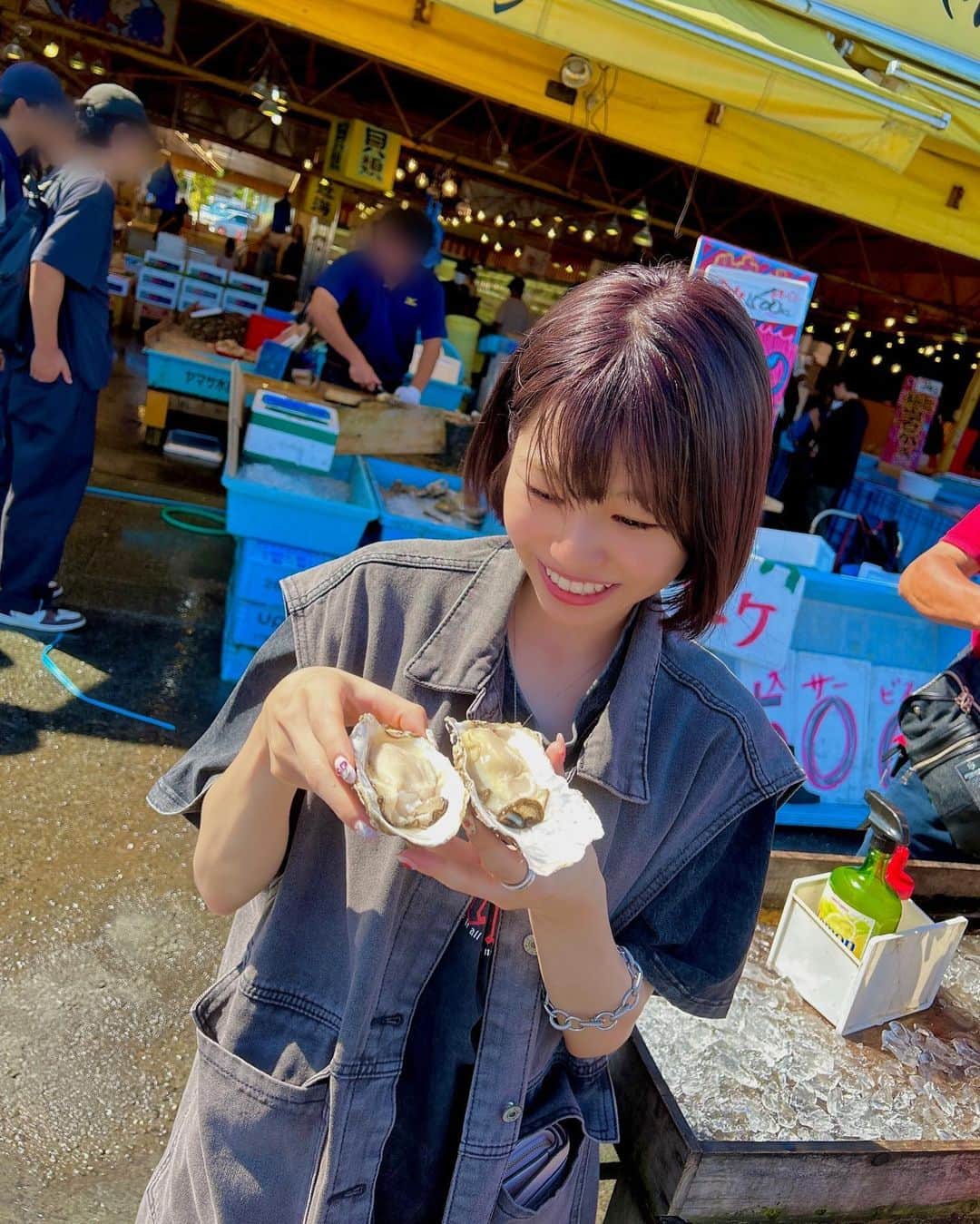 ゆーりのインスタグラム：「茨城🚗³₃🦪 ⁡ ⁡ お誕生日のお祝いで 茨城にドライブ行ってきたよー！ ⁡ ずっと行ってみたかったヤマサ水産🦪いけて大満足でした☺️☺️ ⁡ ⁡ ⁡  ⁡ ⁡  #instagram  #tiktok  #youtube  #photooftheday  #korean  #ootd #fashion  #hair  #makeup  #nailart  #japan  #holiday  #followforfollowback  #ヤマサ水産  #牡蠣  #茨城  #ドライブ  #水族館」