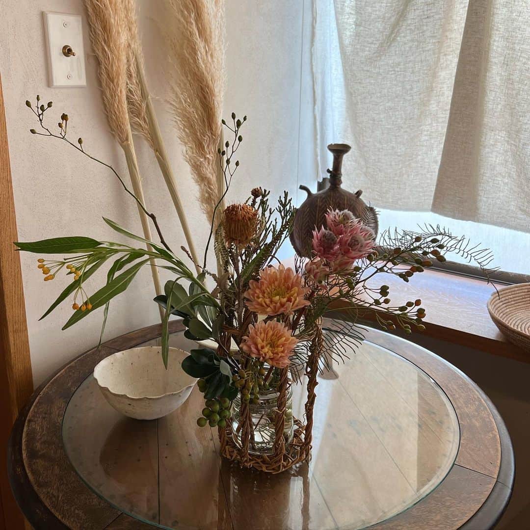 武藤乃子さんのインスタグラム写真 - (武藤乃子Instagram)「💐 鳥かごアレンジ。  中に入れた花器が見えないように、鳥かごの後ろを前にして。 アンティークな雰囲気で可愛かったです！  #花のある暮らし  #花のある生活  #花の写真 #生花 #フラワーアレンジ  #フラワーアレンジメント  #フラワーアレンジメントレッスン」9月26日 20時50分 - muto_noriko.11