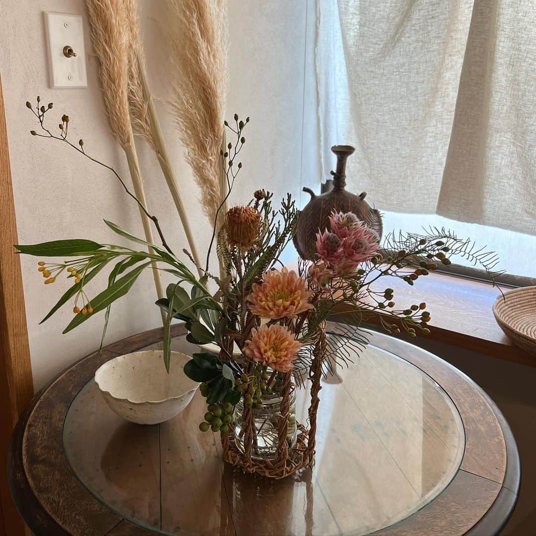 武藤乃子のインスタグラム：「💐 鳥かごアレンジ。  中に入れた花器が見えないように、鳥かごの後ろを前にして。 アンティークな雰囲気で可愛かったです！  #花のある暮らし  #花のある生活  #花の写真 #生花 #フラワーアレンジ  #フラワーアレンジメント  #フラワーアレンジメントレッスン」