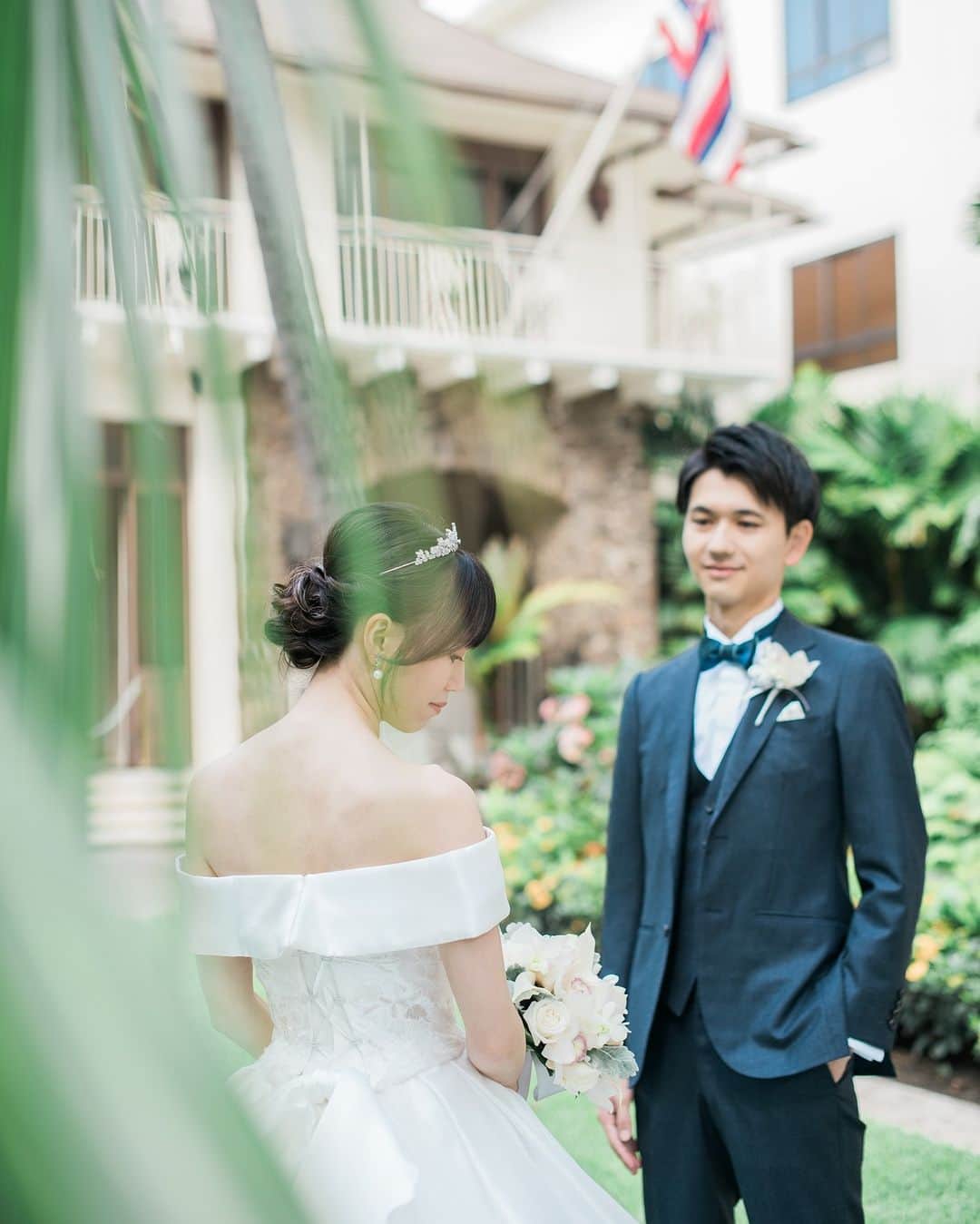The Terrace By The Seaさんのインスタグラム写真 - (The Terrace By The SeaInstagram)「@the_terrace_by_the_sea Hawaii Wedding情報はこちら𓂃𓈒𓏸  ---------  ハワイ語で“天国にふさわしい館”という意味を持つ   ハレクラニ𓍯  解放感のあるロビーやエントランス、  鮮やかな緑のガーデンで  憧れのハレクラニの世界観をたっぷり満喫✯  -------------------  = produce = モチーフ @motif_resort  = photo = @betterhalf_hawaii  --------------------  ハワイのザ・テラス バイ・ザ・シーにて 挙式を検討されていらっしゃる方におすすめ✯  2023年9月にオープン11周年を迎えることを記念して、 お得なアニバーサリープランのご案内を開始！  《組数限定 11th Anniversary Plan 最大 28.9万円 OFF！ 》  おふたりのご希望に合わせて選択可能な２つのプランを ご用意。  挙式に必要な基本挙式、ドレス＆タキシード、新婦様ヘ アメイク、アルバムが含まれるシンプルプランA（30組限 定）。  プランB（20組限定）はさらにロケーション撮影や アルバムアップグレードなどが含まれた充実プラン。  プロフィール欄のURLより、ウエディングの相談ご予約 が可能です。 小さい疑問や質問にもお答えいたしますので、お気軽に お問い合わせくださいませ🌺  ザ・テラス バイ・ザ・シーでは、健康と安全を最優先に 配慮し、安心してハワイでの時間を楽しんでいただいて おります𓆉  #テラスバイザシー #TheTerraceByTheSea #TAKAMIBRIDAL #タカミブライダル #MotifRESORT #テラス花嫁 #モチーフ花嫁 #リゾートウェディング #リゾート婚 #ハワイ挙式 #ハレクラニ #ホテル内撮影」9月26日 21時01分 - the_terrace_by_the_sea