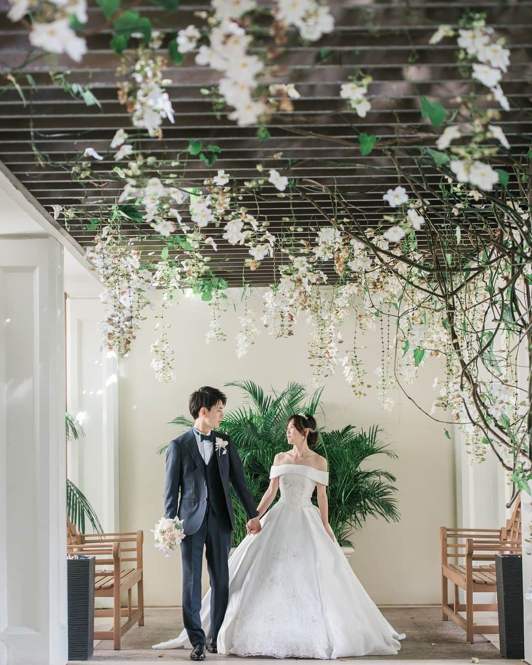 The Terrace By The Seaさんのインスタグラム写真 - (The Terrace By The SeaInstagram)「@the_terrace_by_the_sea Hawaii Wedding情報はこちら𓂃𓈒𓏸  ---------  ハワイ語で“天国にふさわしい館”という意味を持つ   ハレクラニ𓍯  解放感のあるロビーやエントランス、  鮮やかな緑のガーデンで  憧れのハレクラニの世界観をたっぷり満喫✯  -------------------  = produce = モチーフ @motif_resort  = photo = @betterhalf_hawaii  --------------------  ハワイのザ・テラス バイ・ザ・シーにて 挙式を検討されていらっしゃる方におすすめ✯  2023年9月にオープン11周年を迎えることを記念して、 お得なアニバーサリープランのご案内を開始！  《組数限定 11th Anniversary Plan 最大 28.9万円 OFF！ 》  おふたりのご希望に合わせて選択可能な２つのプランを ご用意。  挙式に必要な基本挙式、ドレス＆タキシード、新婦様ヘ アメイク、アルバムが含まれるシンプルプランA（30組限 定）。  プランB（20組限定）はさらにロケーション撮影や アルバムアップグレードなどが含まれた充実プラン。  プロフィール欄のURLより、ウエディングの相談ご予約 が可能です。 小さい疑問や質問にもお答えいたしますので、お気軽に お問い合わせくださいませ🌺  ザ・テラス バイ・ザ・シーでは、健康と安全を最優先に 配慮し、安心してハワイでの時間を楽しんでいただいて おります𓆉  #テラスバイザシー #TheTerraceByTheSea #TAKAMIBRIDAL #タカミブライダル #MotifRESORT #テラス花嫁 #モチーフ花嫁 #リゾートウェディング #リゾート婚 #ハワイ挙式 #ハレクラニ #ホテル内撮影」9月26日 21時01分 - the_terrace_by_the_sea