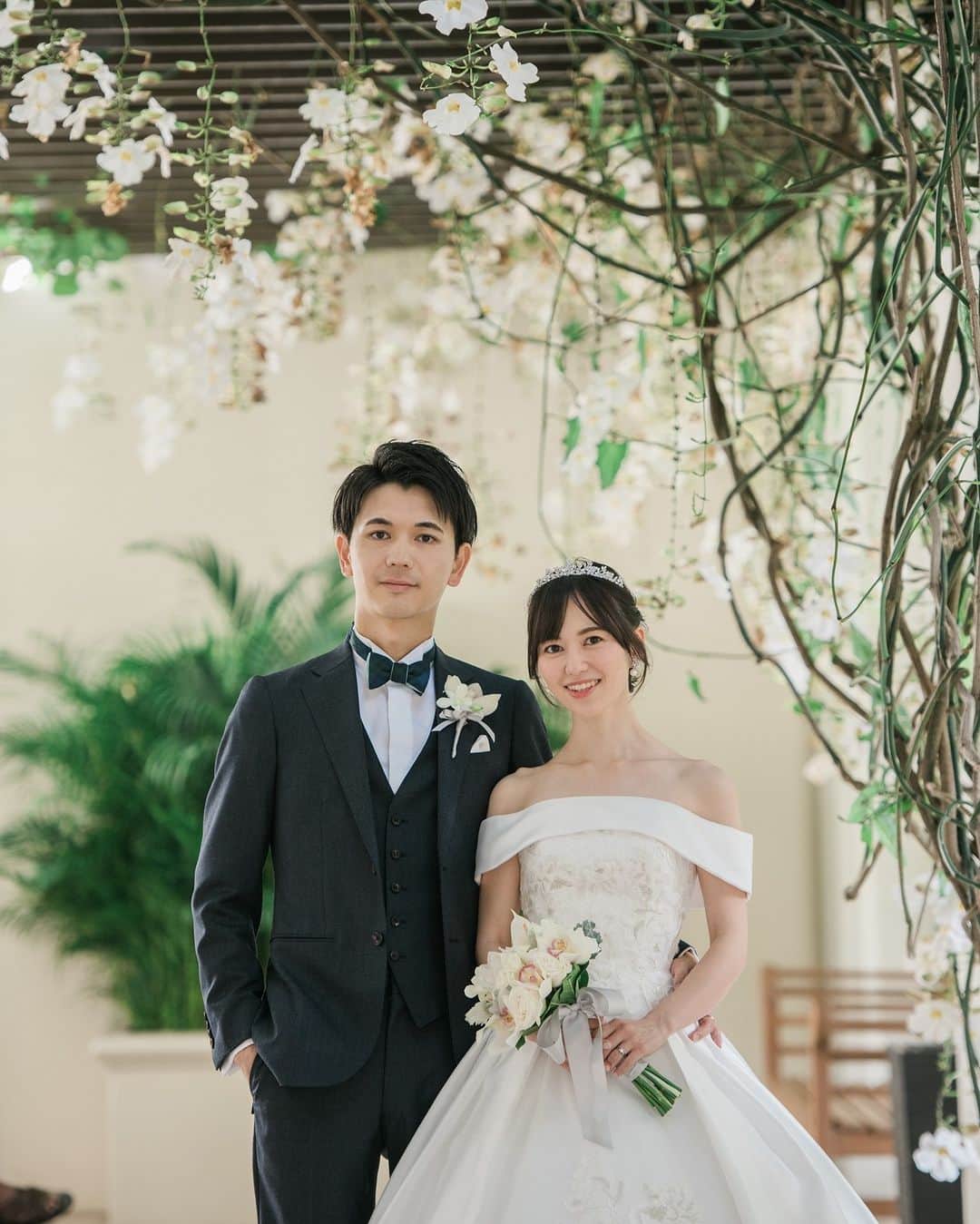 The Terrace By The Seaさんのインスタグラム写真 - (The Terrace By The SeaInstagram)「@the_terrace_by_the_sea Hawaii Wedding情報はこちら𓂃𓈒𓏸  ---------  ハワイ語で“天国にふさわしい館”という意味を持つ   ハレクラニ𓍯  解放感のあるロビーやエントランス、  鮮やかな緑のガーデンで  憧れのハレクラニの世界観をたっぷり満喫✯  -------------------  = produce = モチーフ @motif_resort  = photo = @betterhalf_hawaii  --------------------  ハワイのザ・テラス バイ・ザ・シーにて 挙式を検討されていらっしゃる方におすすめ✯  2023年9月にオープン11周年を迎えることを記念して、 お得なアニバーサリープランのご案内を開始！  《組数限定 11th Anniversary Plan 最大 28.9万円 OFF！ 》  おふたりのご希望に合わせて選択可能な２つのプランを ご用意。  挙式に必要な基本挙式、ドレス＆タキシード、新婦様ヘ アメイク、アルバムが含まれるシンプルプランA（30組限 定）。  プランB（20組限定）はさらにロケーション撮影や アルバムアップグレードなどが含まれた充実プラン。  プロフィール欄のURLより、ウエディングの相談ご予約 が可能です。 小さい疑問や質問にもお答えいたしますので、お気軽に お問い合わせくださいませ🌺  ザ・テラス バイ・ザ・シーでは、健康と安全を最優先に 配慮し、安心してハワイでの時間を楽しんでいただいて おります𓆉  #テラスバイザシー #TheTerraceByTheSea #TAKAMIBRIDAL #タカミブライダル #MotifRESORT #テラス花嫁 #モチーフ花嫁 #リゾートウェディング #リゾート婚 #ハワイ挙式 #ハレクラニ #ホテル内撮影」9月26日 21時01分 - the_terrace_by_the_sea