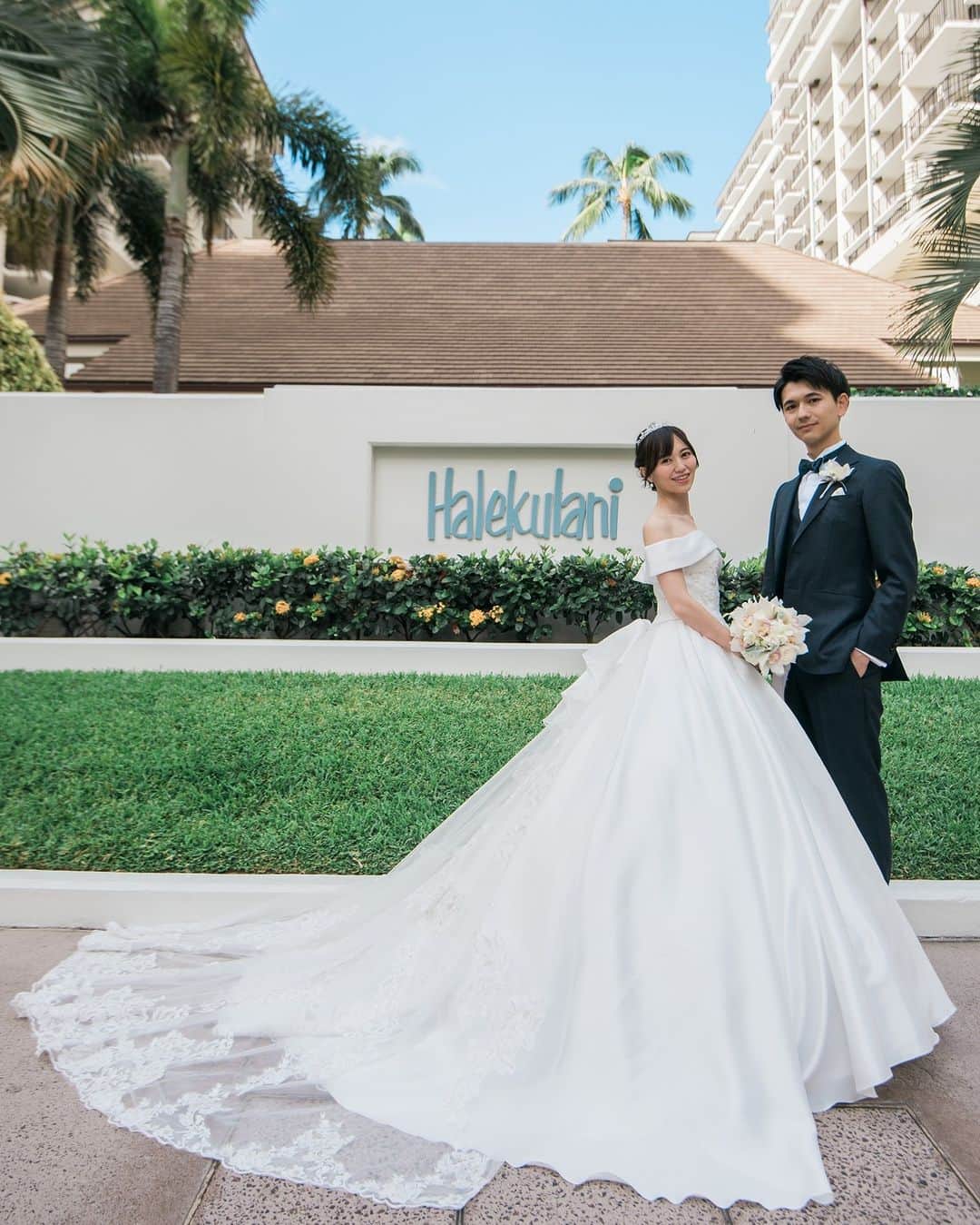 The Terrace By The Seaさんのインスタグラム写真 - (The Terrace By The SeaInstagram)「@the_terrace_by_the_sea Hawaii Wedding情報はこちら𓂃𓈒𓏸  ---------  ハワイ語で“天国にふさわしい館”という意味を持つ   ハレクラニ𓍯  解放感のあるロビーやエントランス、  鮮やかな緑のガーデンで  憧れのハレクラニの世界観をたっぷり満喫✯  -------------------  = produce = モチーフ @motif_resort  = photo = @betterhalf_hawaii  --------------------  ハワイのザ・テラス バイ・ザ・シーにて 挙式を検討されていらっしゃる方におすすめ✯  2023年9月にオープン11周年を迎えることを記念して、 お得なアニバーサリープランのご案内を開始！  《組数限定 11th Anniversary Plan 最大 28.9万円 OFF！ 》  おふたりのご希望に合わせて選択可能な２つのプランを ご用意。  挙式に必要な基本挙式、ドレス＆タキシード、新婦様ヘ アメイク、アルバムが含まれるシンプルプランA（30組限 定）。  プランB（20組限定）はさらにロケーション撮影や アルバムアップグレードなどが含まれた充実プラン。  プロフィール欄のURLより、ウエディングの相談ご予約 が可能です。 小さい疑問や質問にもお答えいたしますので、お気軽に お問い合わせくださいませ🌺  ザ・テラス バイ・ザ・シーでは、健康と安全を最優先に 配慮し、安心してハワイでの時間を楽しんでいただいて おります𓆉  #テラスバイザシー #TheTerraceByTheSea #TAKAMIBRIDAL #タカミブライダル #MotifRESORT #テラス花嫁 #モチーフ花嫁 #リゾートウェディング #リゾート婚 #ハワイ挙式 #ハレクラニ #ホテル内撮影」9月26日 21時01分 - the_terrace_by_the_sea