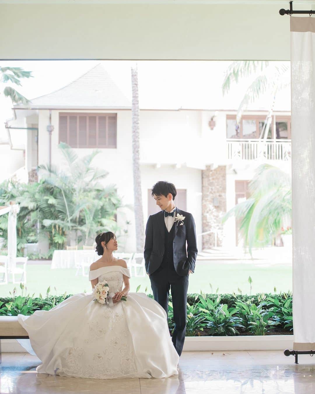 The Terrace By The Seaさんのインスタグラム写真 - (The Terrace By The SeaInstagram)「@the_terrace_by_the_sea Hawaii Wedding情報はこちら𓂃𓈒𓏸  ---------  ハワイ語で“天国にふさわしい館”という意味を持つ   ハレクラニ𓍯  解放感のあるロビーやエントランス、  鮮やかな緑のガーデンで  憧れのハレクラニの世界観をたっぷり満喫✯  -------------------  = produce = モチーフ @motif_resort  = photo = @betterhalf_hawaii  --------------------  ハワイのザ・テラス バイ・ザ・シーにて 挙式を検討されていらっしゃる方におすすめ✯  2023年9月にオープン11周年を迎えることを記念して、 お得なアニバーサリープランのご案内を開始！  《組数限定 11th Anniversary Plan 最大 28.9万円 OFF！ 》  おふたりのご希望に合わせて選択可能な２つのプランを ご用意。  挙式に必要な基本挙式、ドレス＆タキシード、新婦様ヘ アメイク、アルバムが含まれるシンプルプランA（30組限 定）。  プランB（20組限定）はさらにロケーション撮影や アルバムアップグレードなどが含まれた充実プラン。  プロフィール欄のURLより、ウエディングの相談ご予約 が可能です。 小さい疑問や質問にもお答えいたしますので、お気軽に お問い合わせくださいませ🌺  ザ・テラス バイ・ザ・シーでは、健康と安全を最優先に 配慮し、安心してハワイでの時間を楽しんでいただいて おります𓆉  #テラスバイザシー #TheTerraceByTheSea #TAKAMIBRIDAL #タカミブライダル #MotifRESORT #テラス花嫁 #モチーフ花嫁 #リゾートウェディング #リゾート婚 #ハワイ挙式 #ハレクラニ #ホテル内撮影」9月26日 21時01分 - the_terrace_by_the_sea