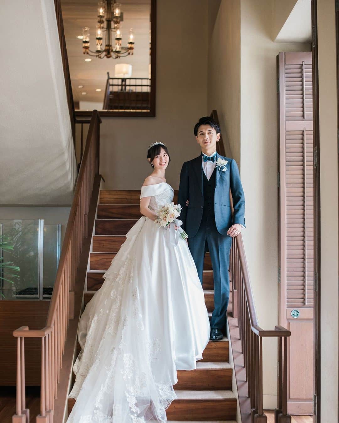 The Terrace By The Seaさんのインスタグラム写真 - (The Terrace By The SeaInstagram)「@the_terrace_by_the_sea Hawaii Wedding情報はこちら𓂃𓈒𓏸  ---------  ハワイ語で“天国にふさわしい館”という意味を持つ   ハレクラニ𓍯  解放感のあるロビーやエントランス、  鮮やかな緑のガーデンで  憧れのハレクラニの世界観をたっぷり満喫✯  -------------------  = produce = モチーフ @motif_resort  = photo = @betterhalf_hawaii  --------------------  ハワイのザ・テラス バイ・ザ・シーにて 挙式を検討されていらっしゃる方におすすめ✯  2023年9月にオープン11周年を迎えることを記念して、 お得なアニバーサリープランのご案内を開始！  《組数限定 11th Anniversary Plan 最大 28.9万円 OFF！ 》  おふたりのご希望に合わせて選択可能な２つのプランを ご用意。  挙式に必要な基本挙式、ドレス＆タキシード、新婦様ヘ アメイク、アルバムが含まれるシンプルプランA（30組限 定）。  プランB（20組限定）はさらにロケーション撮影や アルバムアップグレードなどが含まれた充実プラン。  プロフィール欄のURLより、ウエディングの相談ご予約 が可能です。 小さい疑問や質問にもお答えいたしますので、お気軽に お問い合わせくださいませ🌺  ザ・テラス バイ・ザ・シーでは、健康と安全を最優先に 配慮し、安心してハワイでの時間を楽しんでいただいて おります𓆉  #テラスバイザシー #TheTerraceByTheSea #TAKAMIBRIDAL #タカミブライダル #MotifRESORT #テラス花嫁 #モチーフ花嫁 #リゾートウェディング #リゾート婚 #ハワイ挙式 #ハレクラニ #ホテル内撮影」9月26日 21時01分 - the_terrace_by_the_sea