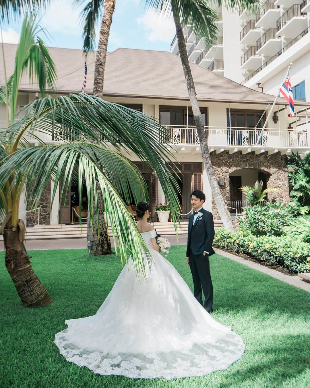 The Terrace By The Seaさんのインスタグラム写真 - (The Terrace By The SeaInstagram)「@the_terrace_by_the_sea Hawaii Wedding情報はこちら𓂃𓈒𓏸  ---------  ハワイ語で“天国にふさわしい館”という意味を持つ   ハレクラニ𓍯  解放感のあるロビーやエントランス、  鮮やかな緑のガーデンで  憧れのハレクラニの世界観をたっぷり満喫✯  -------------------  = produce = モチーフ @motif_resort  = photo = @betterhalf_hawaii  --------------------  ハワイのザ・テラス バイ・ザ・シーにて 挙式を検討されていらっしゃる方におすすめ✯  2023年9月にオープン11周年を迎えることを記念して、 お得なアニバーサリープランのご案内を開始！  《組数限定 11th Anniversary Plan 最大 28.9万円 OFF！ 》  おふたりのご希望に合わせて選択可能な２つのプランを ご用意。  挙式に必要な基本挙式、ドレス＆タキシード、新婦様ヘ アメイク、アルバムが含まれるシンプルプランA（30組限 定）。  プランB（20組限定）はさらにロケーション撮影や アルバムアップグレードなどが含まれた充実プラン。  プロフィール欄のURLより、ウエディングの相談ご予約 が可能です。 小さい疑問や質問にもお答えいたしますので、お気軽に お問い合わせくださいませ🌺  ザ・テラス バイ・ザ・シーでは、健康と安全を最優先に 配慮し、安心してハワイでの時間を楽しんでいただいて おります𓆉  #テラスバイザシー #TheTerraceByTheSea #TAKAMIBRIDAL #タカミブライダル #MotifRESORT #テラス花嫁 #モチーフ花嫁 #リゾートウェディング #リゾート婚 #ハワイ挙式 #ハレクラニ #ホテル内撮影」9月26日 21時01分 - the_terrace_by_the_sea
