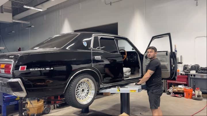スティーブのインスタグラム：「Who else loves to start a car completely uncorked before installing a new muffler… seems like something you just gotta do lol. The Nissan Gloria sounds mean!  グロリアのマフラー交換する前やっぱり一度直管で聞きたい‼️すんげ〜音」