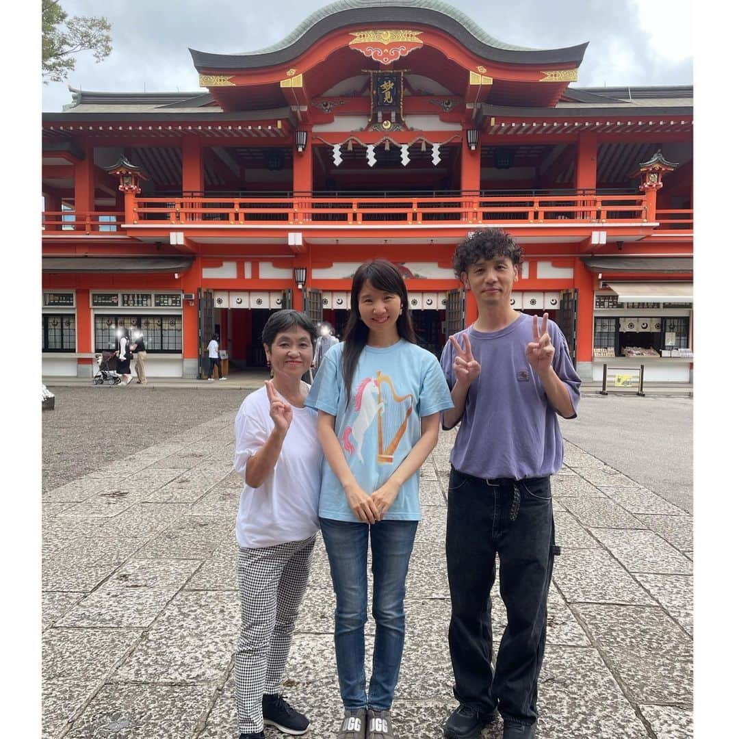 松岡みやびのインスタグラム：「#千葉神社 ⛩️  サンマーク出版社編集長 キッシーさん🤴 @kissygram1120   講演会主催してくれた ドラゴン母ちーちゃん🐉  と、千葉神社参拝ツアー行ってきました笑  おみくじは、大吉🥰  私たち3人の共通点は… #丑年 🐮　  です！  ちーちゃん74歳 みやび49歳 キッシーさん37歳  世代は違っても 本と自己啓発が好きな仲間と つながれる幸せ💕  キッシーさんから 講演会で  「もし人生ゲームをつくるとしたら…何を得た人が勝ちのゲームにしますか？」  っていう質問が受講生みんなに投げかけられました。  うーん、、、私だったら…  お金や出世や学歴や職業を競うんじゃなくて  「本音が言える仲間とのあったかい絆をつくれた人が勝ちゲーム」  にするかなぁ。。。  みなさんなら  とんな人生ゲームをつくりますか？🙄💕」