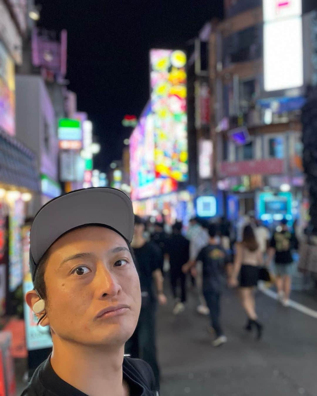 JP（ものまねタレント）のインスタグラム：「新宿ど真ん中‼️  仕事のご依頼はインスタのDMでお問合せください。  Twitterアカウント→　#jpmaesaka Twitterアカウントポケモン→#jp_pkmn YouTubeチャンネル→#モノマネモンスターJP TikTok→#monomamejp #新宿 #歌舞伎町 #ネオン #トクメイ  #ものまね代行世代 #ワイドナショー #JPさん #松本人志 #浜田雅功 #ダウンタウン #ものまね芸人 #松本人志ものまね #研音 #川島明ものまね #ラヴィット #滋賀芸人 #農業高校出身 #すべらない話 #IPPONグランプリ #ダウンタウンDX #どどどどっとJP #おはスタポケモン部 #ポケモン #しゃべくり007」