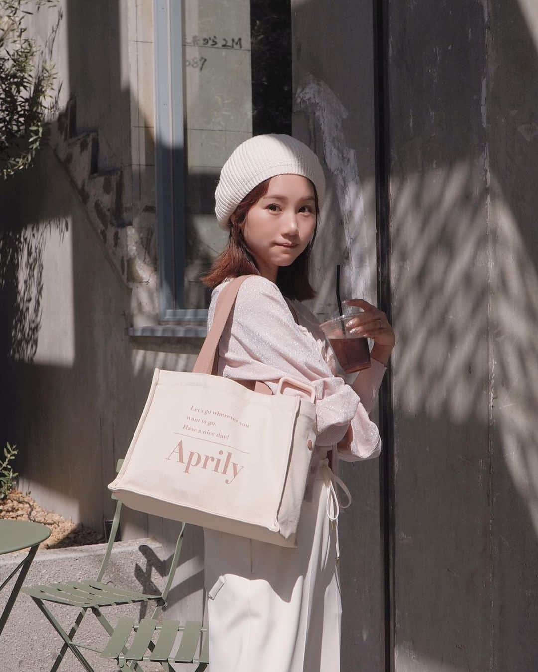 ほしのこさんのインスタグラム写真 - (ほしのこInstagram)「トートバッグもいよいよ♡👜 第5段として新色作りました🥹 ♡今週土曜 9月30日発売です✨ @aprily_officialsite   みんな待っててくれてありがとう！  Today outfit...⬇️  ニットベレー帽 @hm   ジョガーパンツ @aprily_officialsite  10月14日発売　ちょっと先だけど さらに生地などバージョンアップして3回目の再販♡ まっててねん😚 防シワ素材で、UVカット素材☀️嬉しいよね！  トップス @searoomlynn_official  キラキラピンク🩷今年のトレンド感あるトップスでお気に入り♡新作です！  パンプス @manoloblahnik  最近履く率高め！歩きやすい♡  📍茅場町 BANK bakery  @hoshinoko728  #コーディネート#秋服#秋コーデ #outfit#ootd#コーデ」9月26日 20時55分 - hoshinoko728