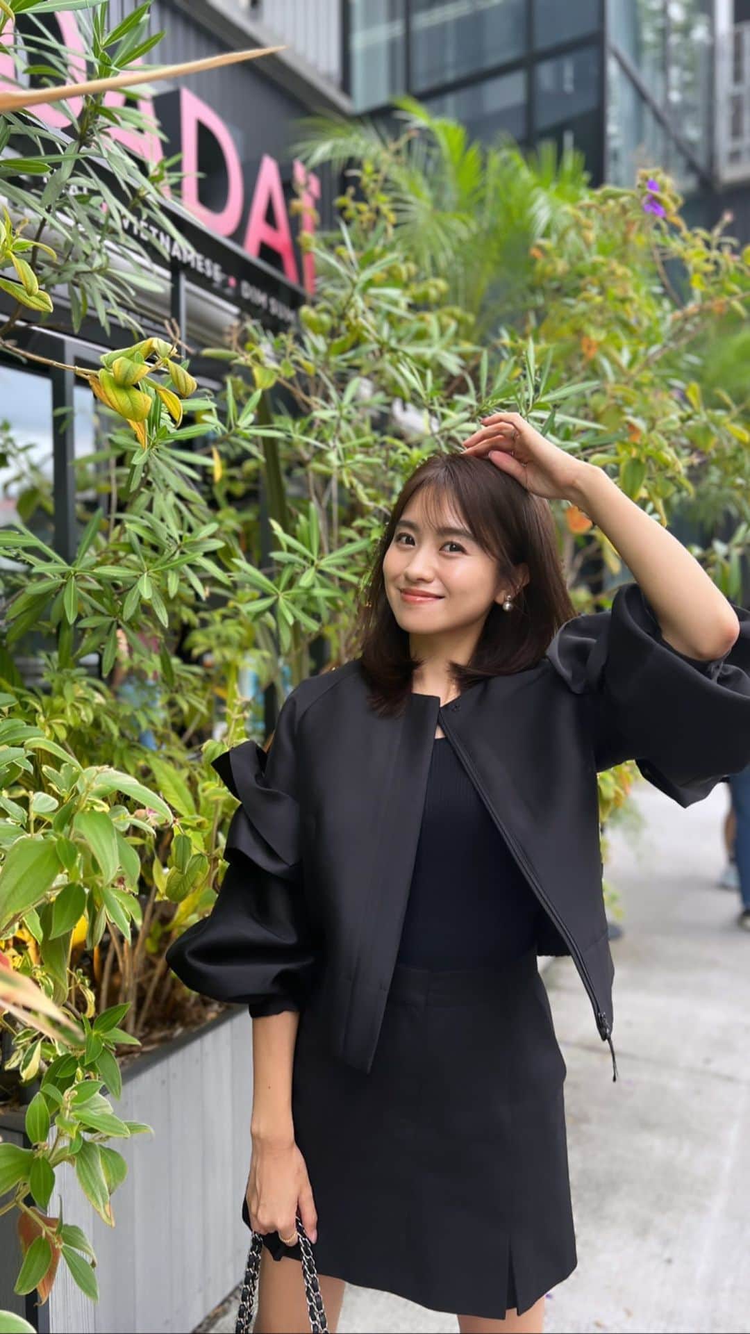 のインスタグラム：「今日は結衣とランチしてから展示会へ🧥✨ 今日も話してたけど、、出会ったのが19歳なのに 気づけばもう31ちゃい😇 時の流れの早さったらもうね〜🍵 会話の内容だけ時止まってるんだけどね😇笑  楽しかった🥰今度はもよこも一緒にゆっくり遊びたいね❤️  アウターは展示会でオーダーしてて 着るのをずっと楽しみにしてた @m_maglie_le_cassetto_official  のです🐼 お袖のボリュームとパール、シルエット 全てにおいて可愛いすぎる🫠❤️  トップス　@m_maglie_le_cassetto_official  スカート　　@snidel_official   #fashion #code#大人カジュアル #大人コーデ」