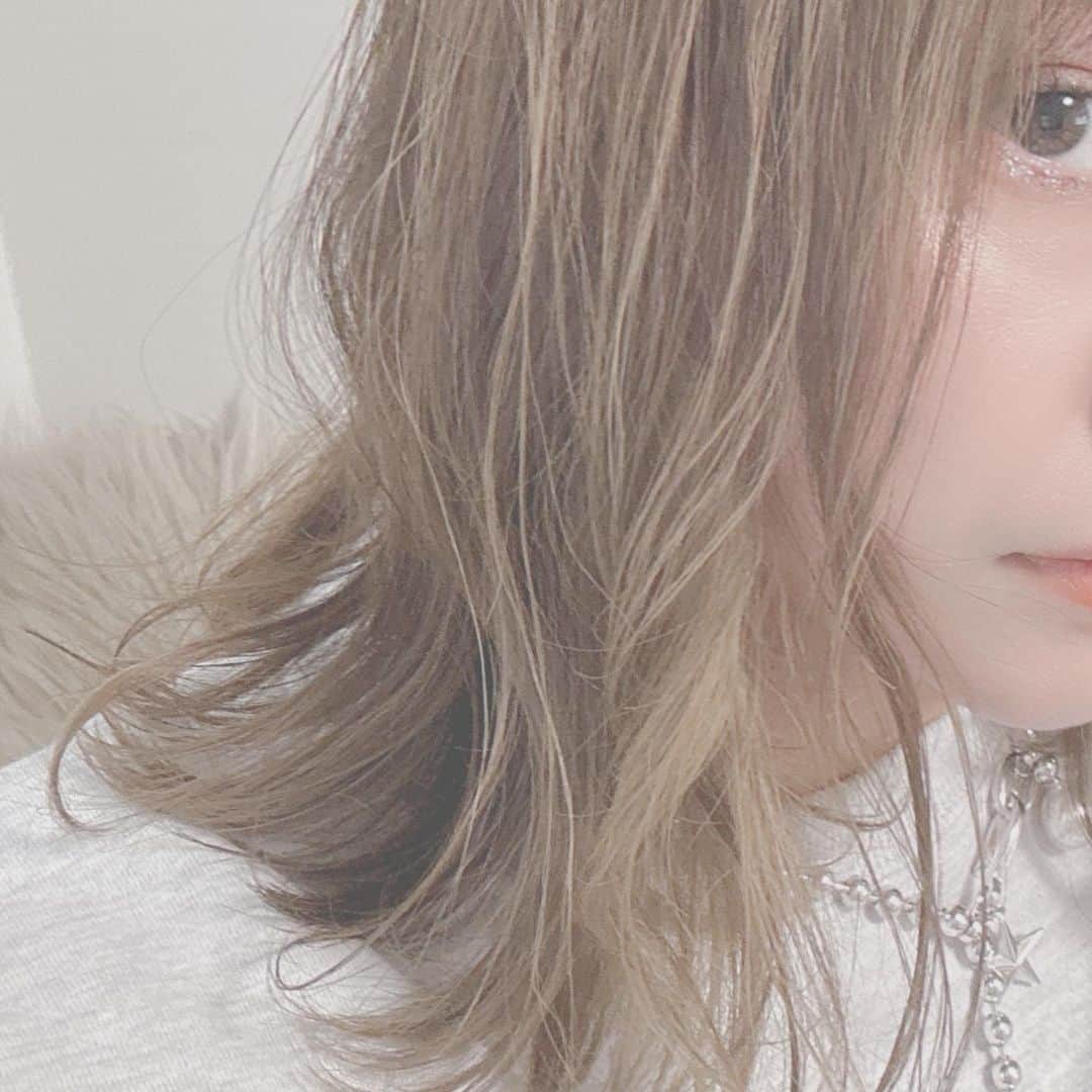 mmmaaakkkiiikkkoooさんのインスタグラム写真 - (mmmaaakkkiiikkkoooInstagram)「#PR 好みの毛流れや毛束感が出せる~💛  @mods_hair_japan のナチュラルスムースワックス✨  6種類の植物エキスを配合したオーガニックヘアワックスは、 ほどよいツヤ感とセット力で、ナチュラルで柔らかい質感を出せる🌟 ショート～ロング、ウェーブヘアなど、どんなスタイルにも◎  べたつきの少ないやわらかなテクスチャーで髪に馴染みやすく、簡単にスタイリングできる😊  詳しくはストーリーからチェックしてみて下さい🏷️ . . . .  #modshair #モッズヘア #ナチュラルスムースワックス #オーガニックワックス #ヘアワックスオーガニック #サロン専売品ヘアケア用品 #サロン専売品ワックス #ヘアワックスおすすめ #ナチュラルヘア #パーマセット #パーマスタイリング #パーマワックス #ソフトワックス #スタイリングワックス #ヘアワックスデビュー #ヘアワックスソフト #簡単スタイリング」9月26日 20時57分 - mmmaaakkkiiikkkooo