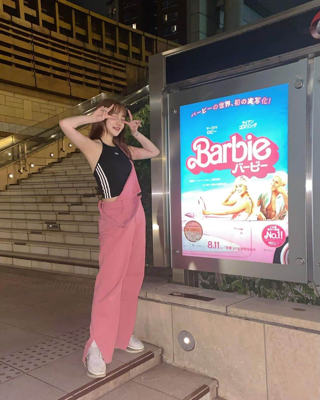 戸田ころね のインスタグラム：「🛍️🥛👙🏄‍♂️🎀🏖️  #Barbie #barbiemovie  #バービー #映画 #映画鑑賞  #映画館  #オーバーオール  #ピンク #ピンクコーデ  #adidas #スニーカーコーデ  #スニーカー女子  #タトゥー #タトゥーデザイン  #タトゥー女子」