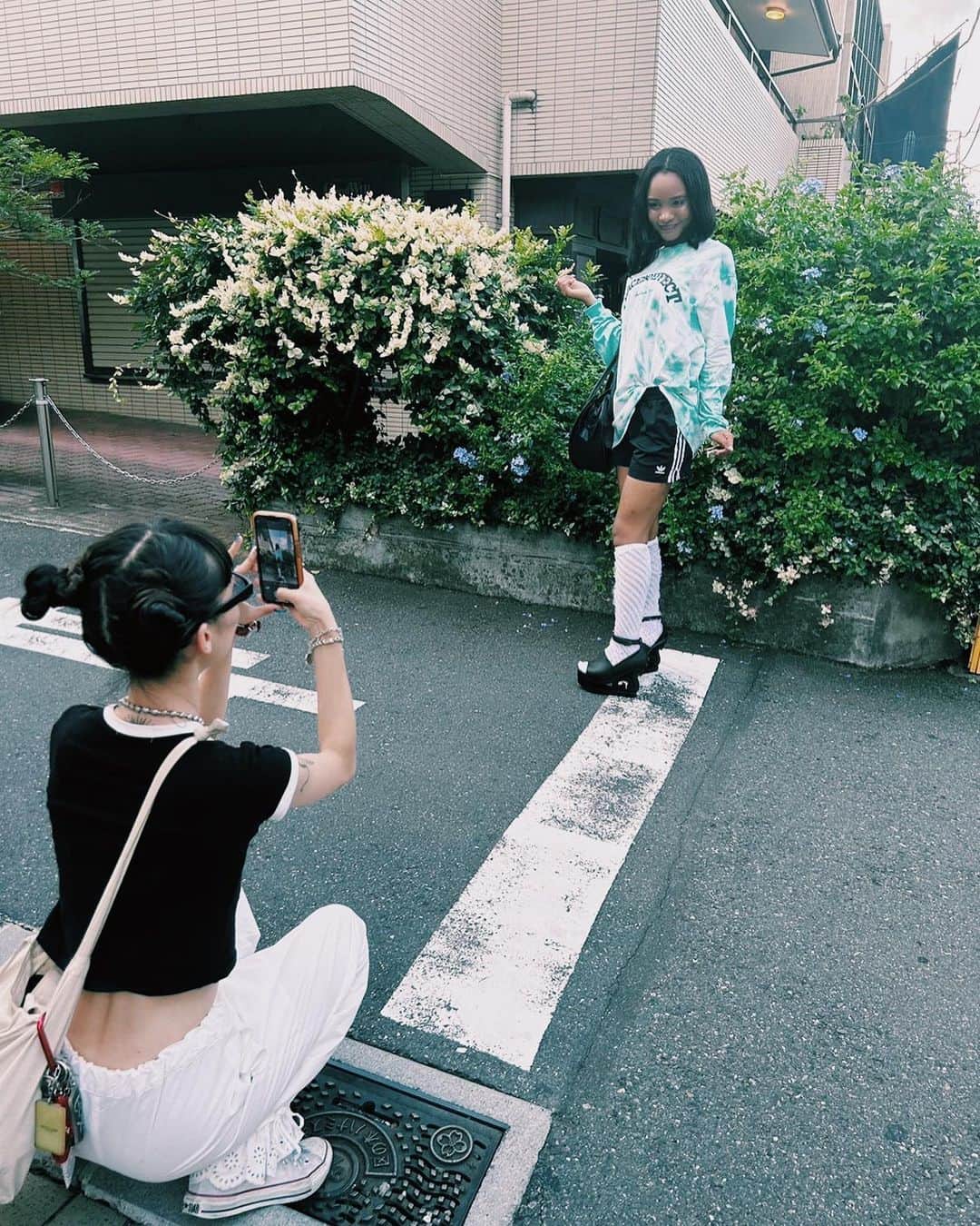 tsubame408さんのインスタグラム写真 - (tsubame408Instagram)「. @swallowsnest_clothes  可愛い可愛いお洋服が巣立っていくのが嬉しいです🌹 キャミワンピース絶対着てほしい❤️‍🔥 強い女の子をイメージした 御守りみたいなメッセージ入り。 ほんとにいつも有難うっておもう。 お洋服っていろんな所に連れてってくれるから好き🌼 .  #swallowsnest_clothe #tsubame_私服 #70s #punkgilr #燕の巣 #tokyostyle #drmartens #streetsnap #littlegirl  #gal  #tattoogilr #タトゥーガール#supergirl」9月26日 20時59分 - tsubame408