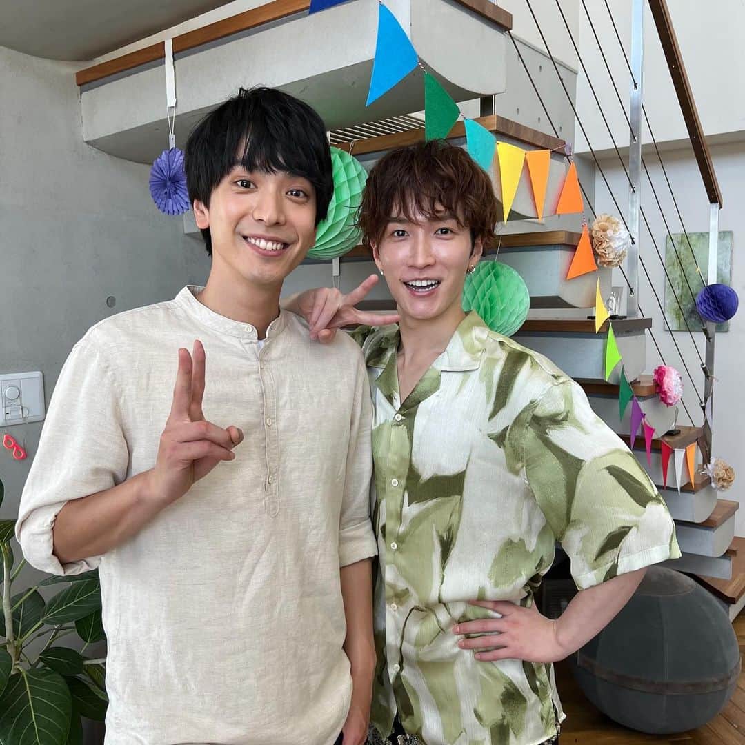 ウソ婚のインスタグラム：「⛪️┈┈┈┈** 　#ウソ婚 ** ┈┈┈┈💍  最終回の放送まであと2️⃣時間  ホームパーティーで仲良くなった進藤と健斗  最終回で、2人は八重からあることを頼まれて協力することに...？  果たして…!?  #渡辺翔太　#黒羽麻璃央」
