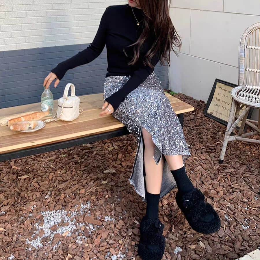 Y's Stellaさんのインスタグラム写真 - (Y's StellaInstagram)「. @ys_stella_shop  🪩Sequin skirt 現在人気No.1のスパンコールスカート 裏地付きでしっかり生地、スリットの位置は自分の好きなところに変えちゃってください☺️ 遊びのきいたデザインはプチプラでGET! 2色買いしてもアンダー1万円なのが嬉しい🤍🖤  #キラキラスカート#スパンコール#スカート#秋物#秋冬#ニットスカート#同系色コーデ#ニット#グレーコーデ#デート」9月26日 21時00分 - ys_stella_shop