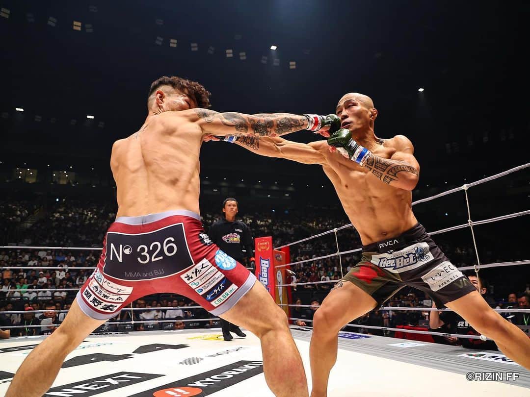 RIZIN FF OFFICIALのインスタグラム：「#RIZIN44 Match.4 "𝐅𝐞𝐫𝐨𝐜𝐢𝐨𝐮𝐬 𝐅𝐥𝐲𝐰𝐞𝐢𝐠𝐡𝐭 𝐅𝐢𝐠𝐡𝐭" ---------------- @miburo_dragon defeats @killahbee6 by TKO (Doctor Stoppage) 1:37 of Round 3.  #rizin #rizinff #mma #fighter」